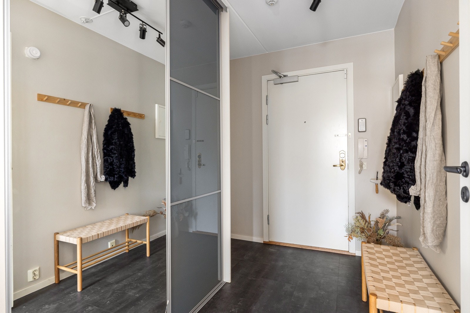 I entréen har du god plass til sko og yttertøy i stor skyvedørsgarderobe, samt ytterligere plass til oppheng, skoskap eller kommoder. Montert sikringsskap med automatsikringer på vegg. Galleribilde