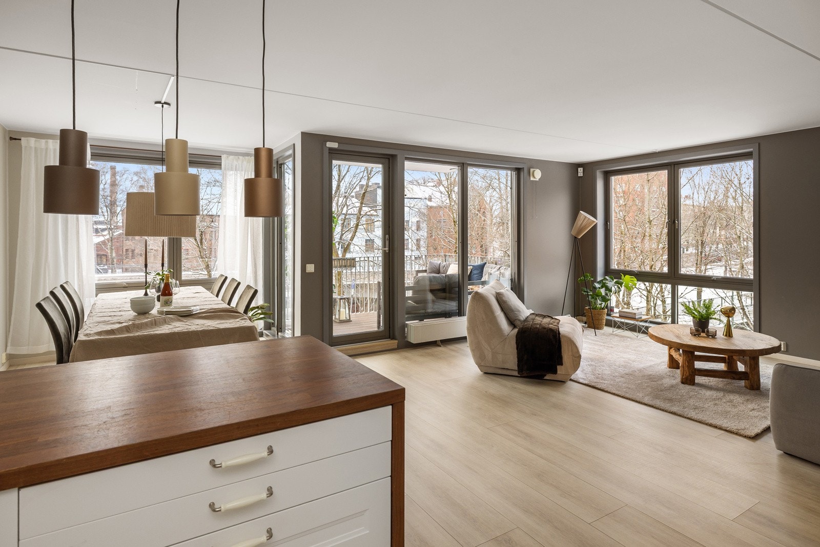 Gjennomgående god og moderne standard med nyere gulv, pent kjøkken fra 2023 og flislagt baderom oppgradert med nyere innredninger - her kan du flytte rett inn! Galleribilde