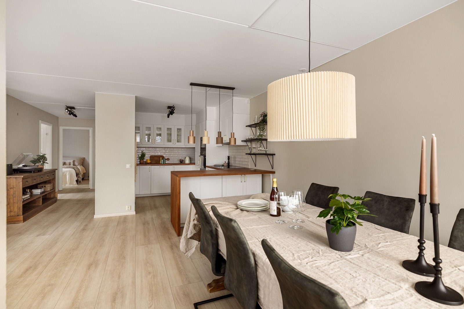 Kjøkkenet ligger i en fin delvis åpen løsning med stuen, naturlig tilbaketrukket, men likevel åpent og sosialt. Galleribilde