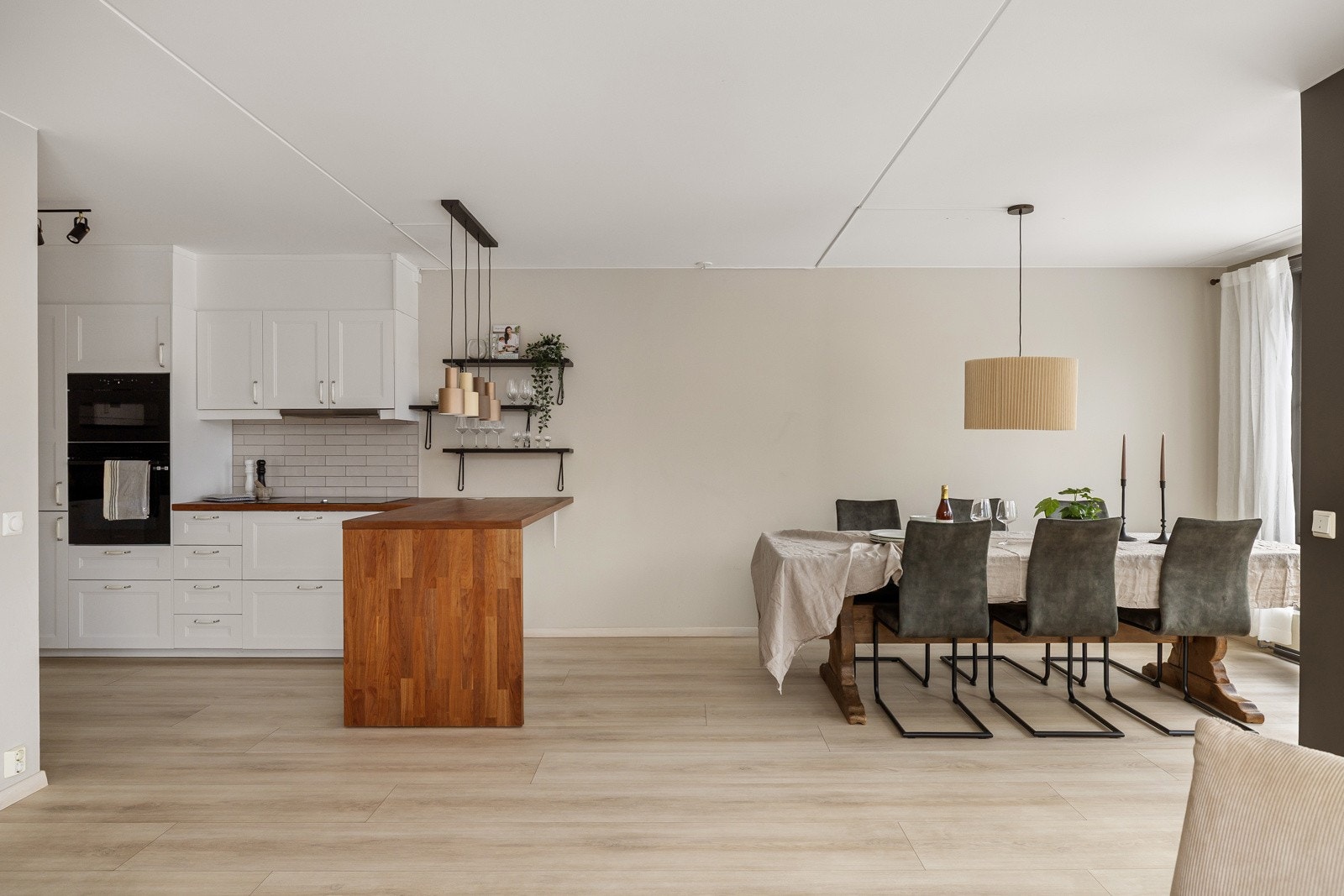 Leiligheten holdes god og lun på vinterstid med fjernvarme til radiatorer. Galleribilde