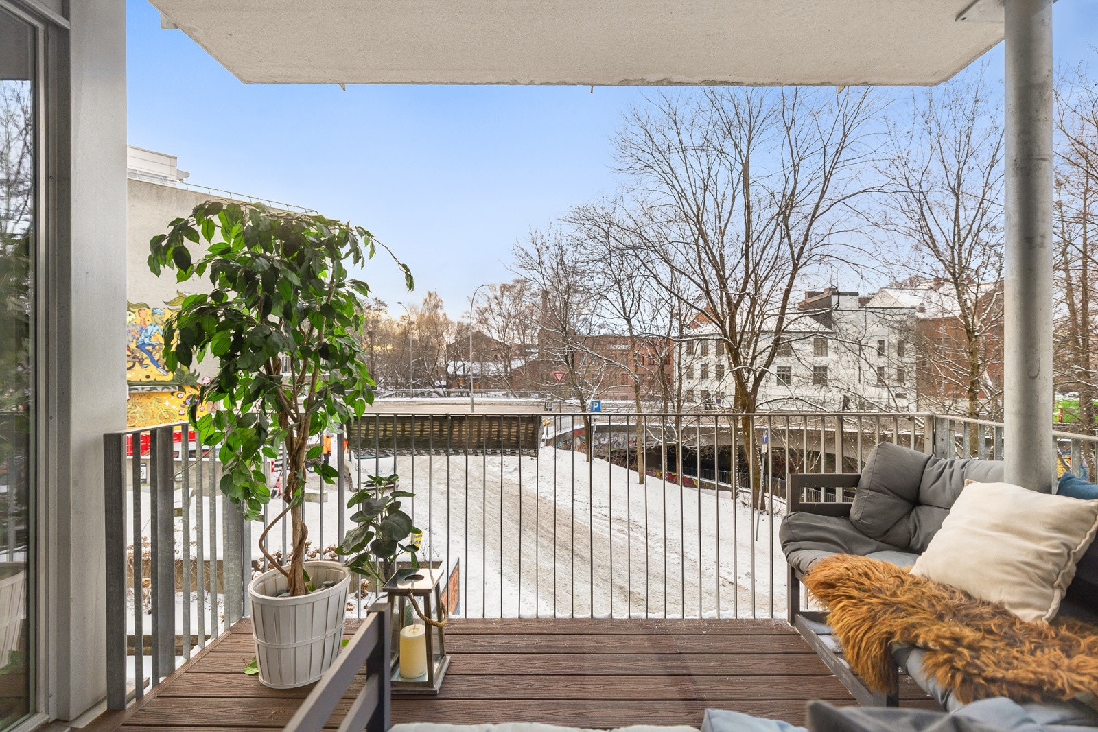 Balkongen er overbygget, har nyere terrassebord på gulv og god plass til sittegruppe etter eget ønske og behov. Det er også montert utvendig stikkontakt. Galleribilde