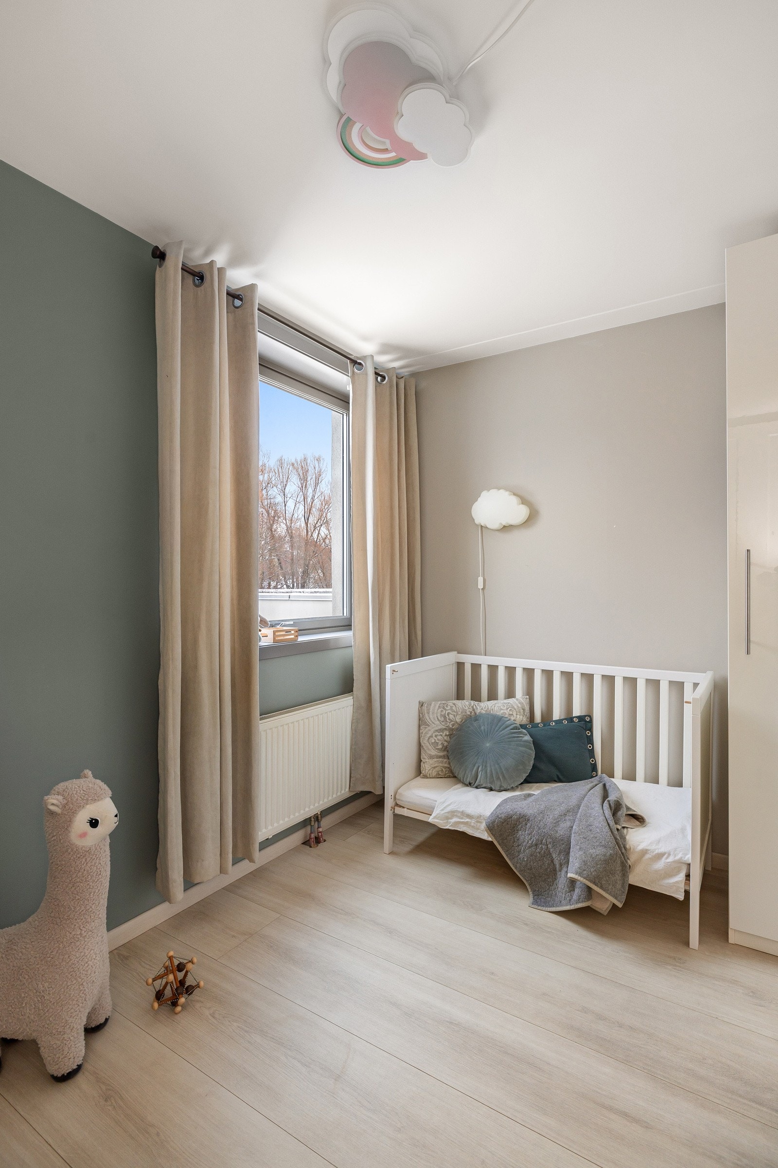 Det andre soverommet er et lyst og fint rom som passer perfekt som barnerom, gjesterom eller kontor. Galleribilde