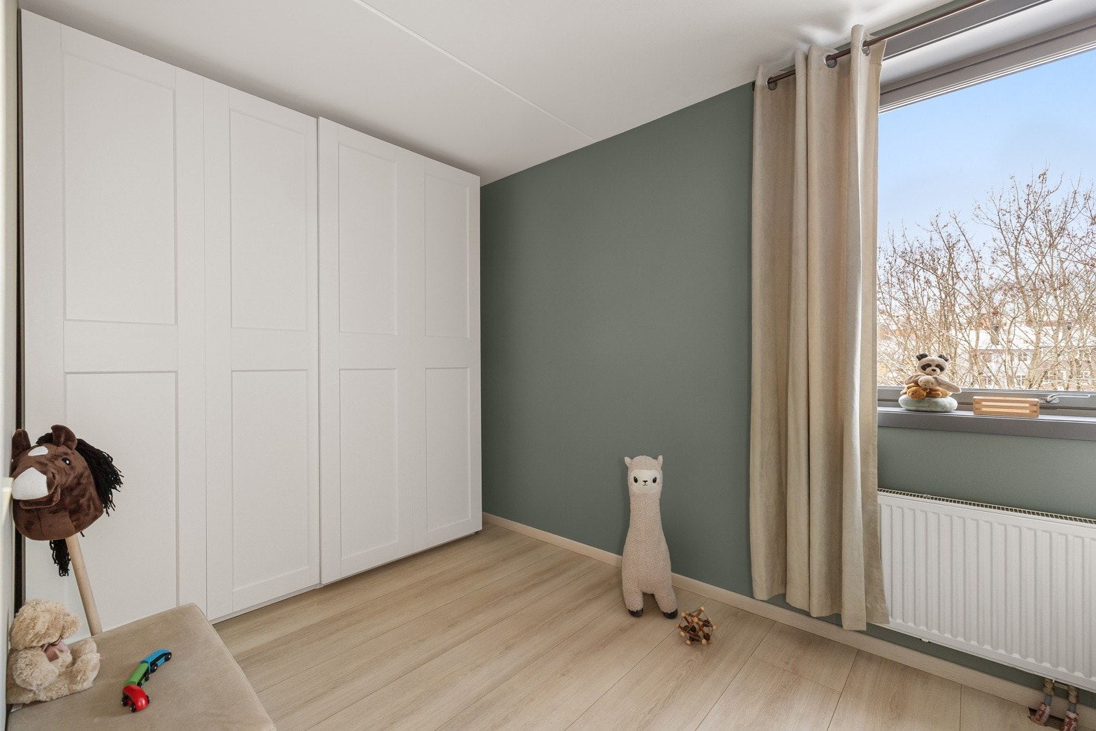 Det er god oppbevaringsplass i flere garderobeskap som medfølger i handelen. Galleribilde