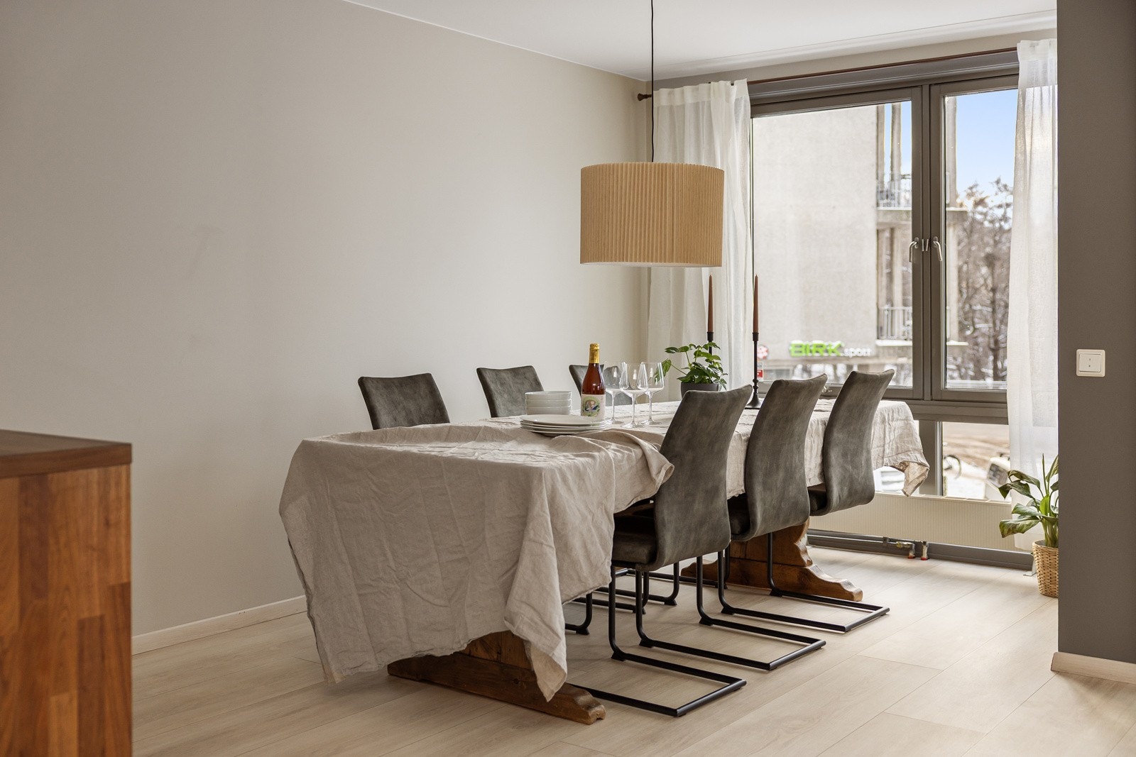 God standard med nyere enstavs laminat på gulv, glatte overflater malt i delikate farger og skjult elektrisk anlegg. Galleribilde