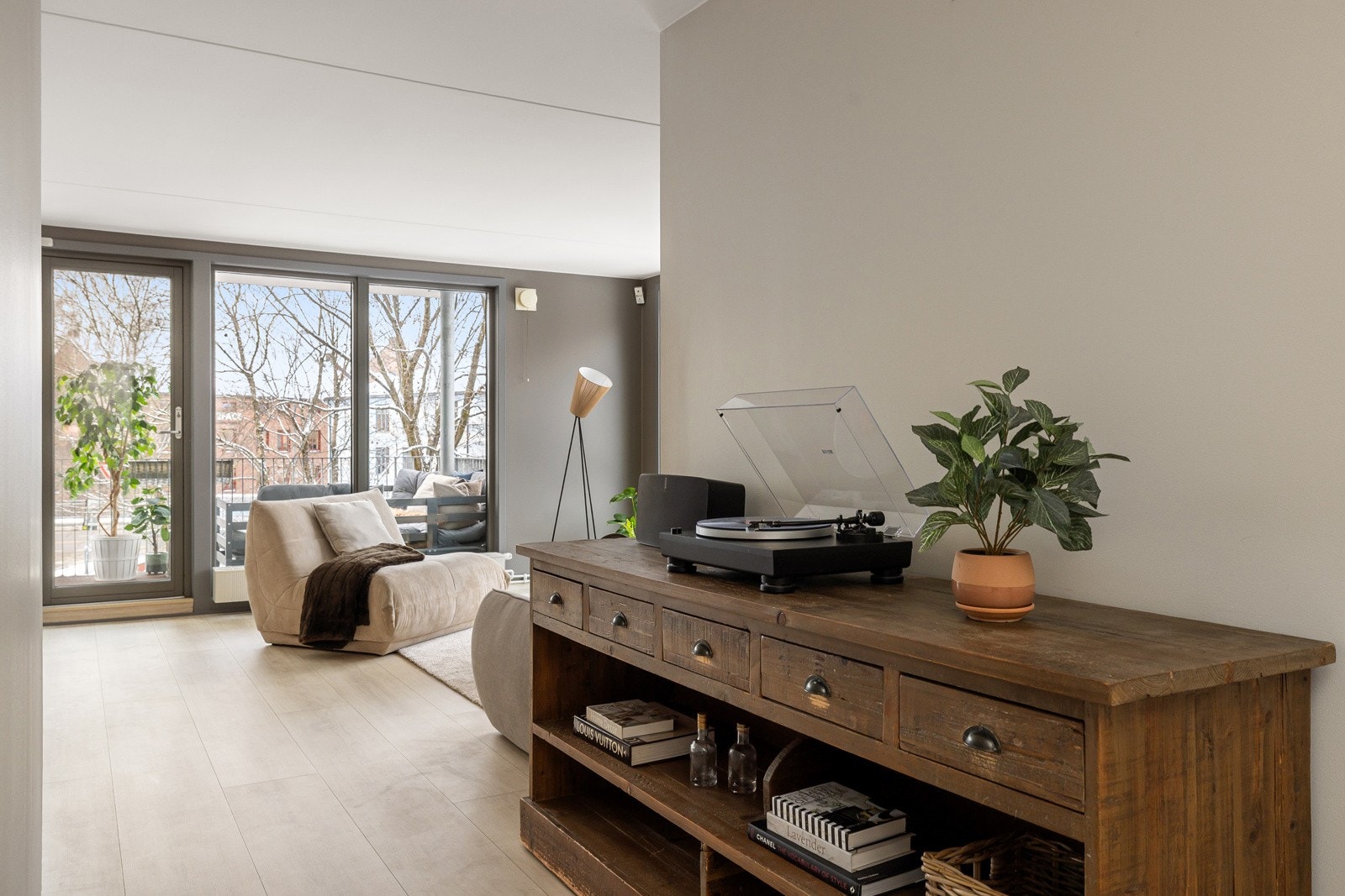 Leiligheten ligger i byggets 2. etasje fra bakkeplan, og har en god planløsning med et stort og sosialt oppholdsrom, 2 soverom, baderom og innvendig bod. Galleribilde