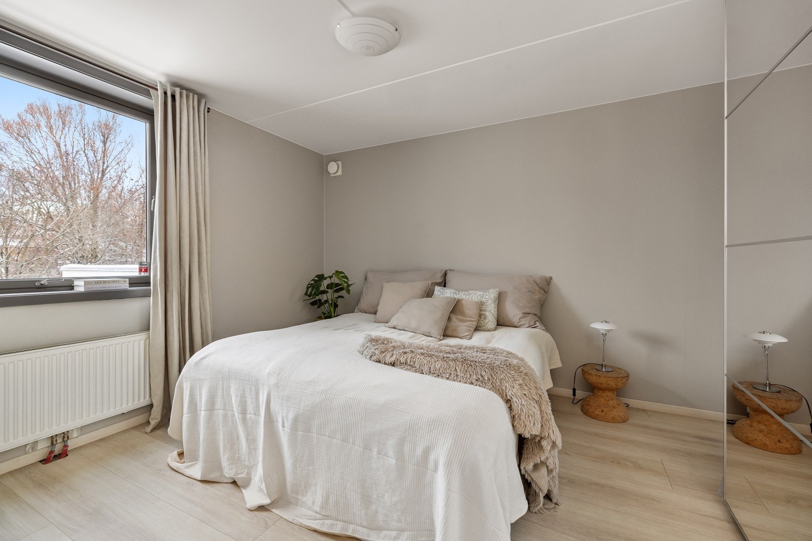 Leiligheten har et lyst og innbydende hovedsoverom av god størrelse. Galleribilde