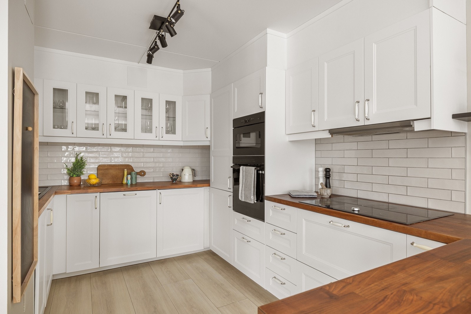 Både fint og praktisk med flotte fliser i benkeryggen, pop-up stikkontakt i benkeplate og belysning under overskapene. Galleribilde