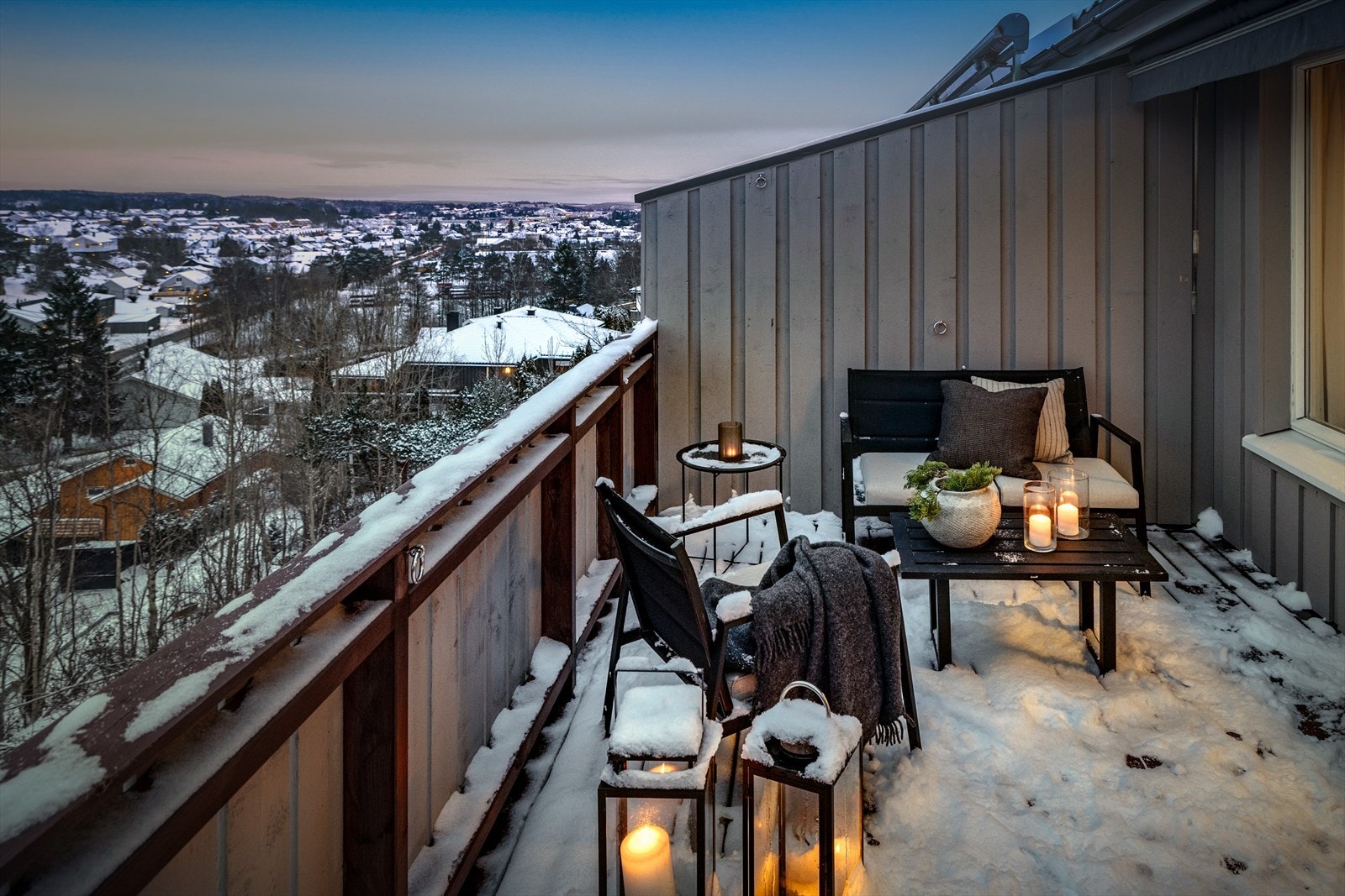 Ut fra stuen, finnes utgang til balkong høyt oppe i første etasje. Med sine to levegger mot naboene, er dette en lun og romslig plass å anrette en sittegruppe. Utsikt mot Falchåsen med Mørkedalen og Sarpsborg. Galleribilde