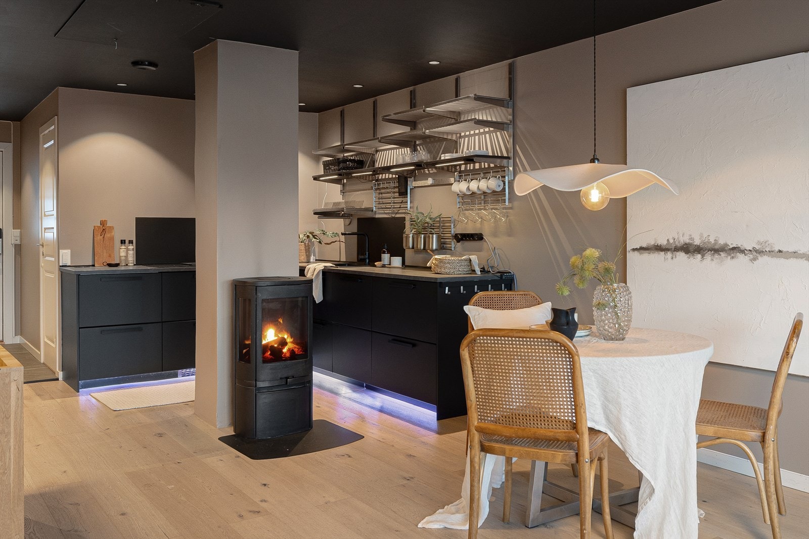 Peisovnen gir både varme og atmosfære- sentrert i stue/ kjøkken. Galleribilde