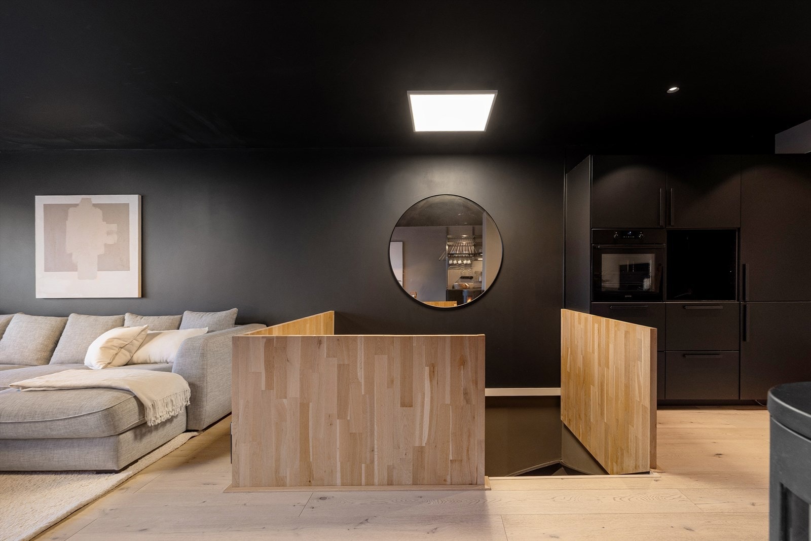 Trappen leder ned til underetasjen med to soverom og bad. Galleribilde