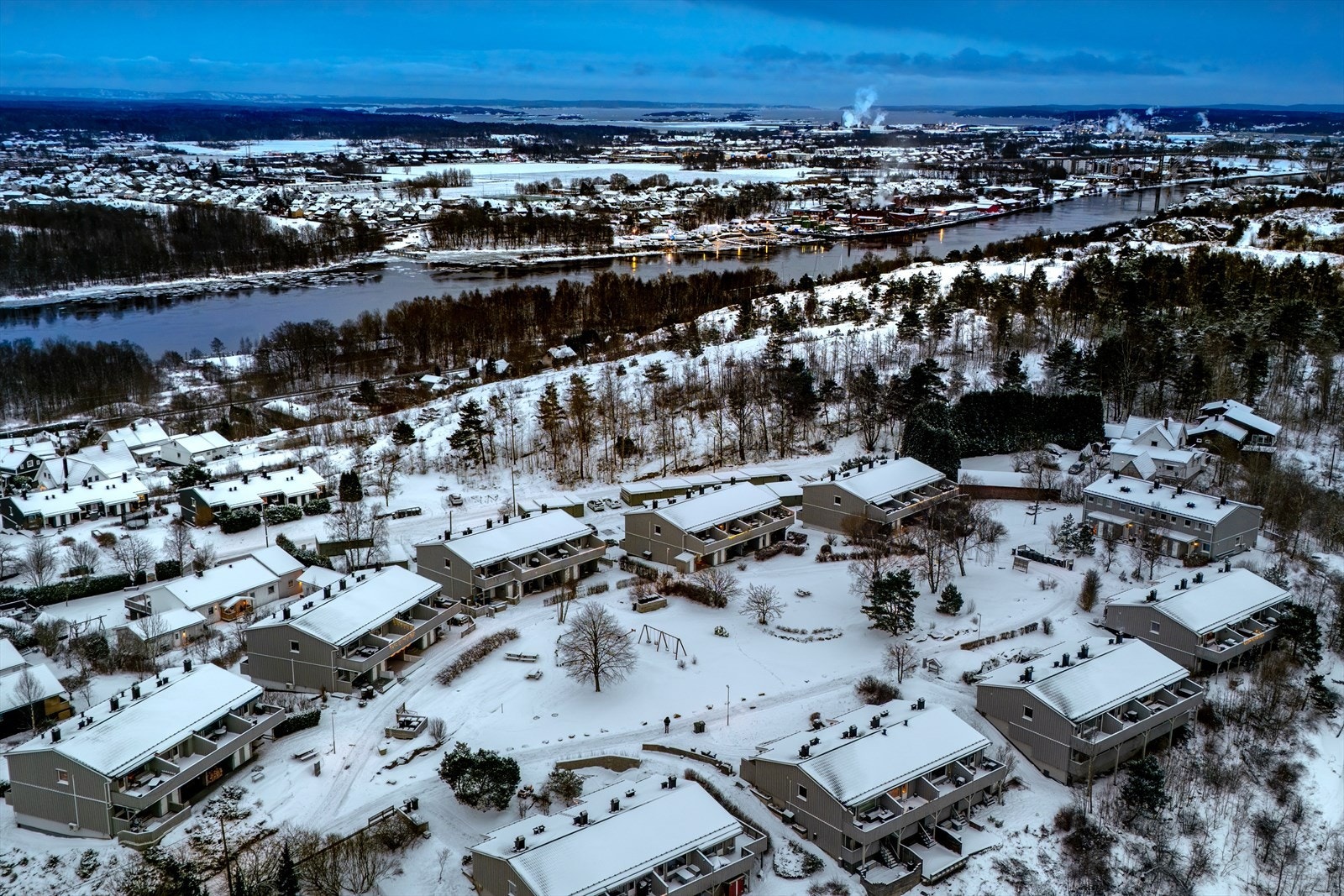 Boligen er del av et rekkehus med fire boliger. Nabolaget har ti slike rekkehus liggende i ring rundt en dråpeformet naturtomt. Dette innbyr til både barnevennlig og sosialt nabofelleskap. Galleribilde