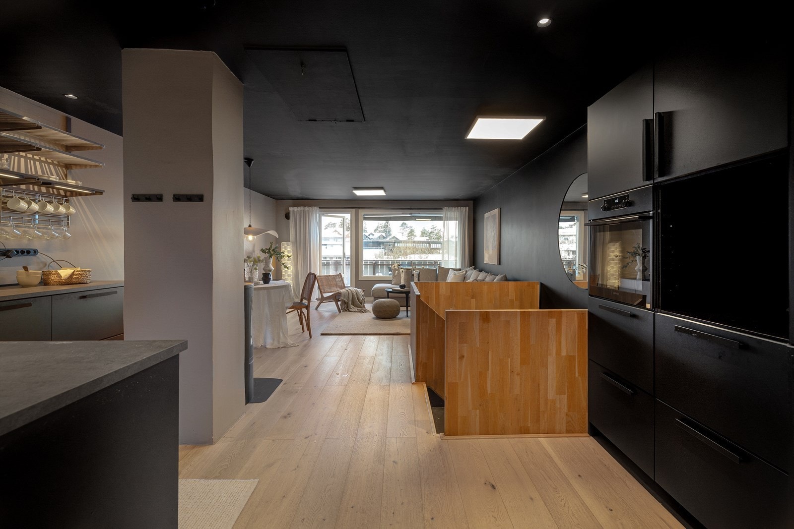 Kjøkkenet ligger langs to vegger på den ene siden, i tillegg til et vegg med hvitevaren på den andre siden. Galleribilde