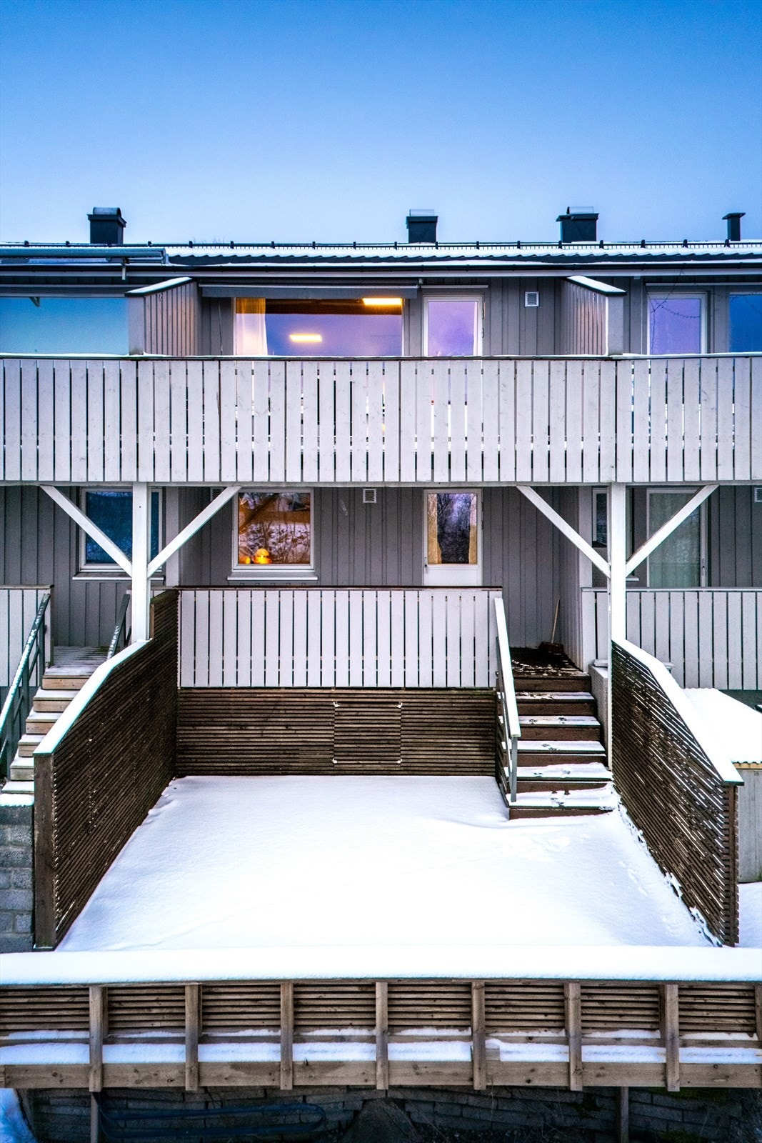 De trivelige boligene ble bygget i 1974, men kledningen er byttet i nyere tid, antagelig samtidig med at vinduene ble skiftet i 1999.
Balkongdørene er datert 2021. Taket er også lagt i senere år. Galleribilde