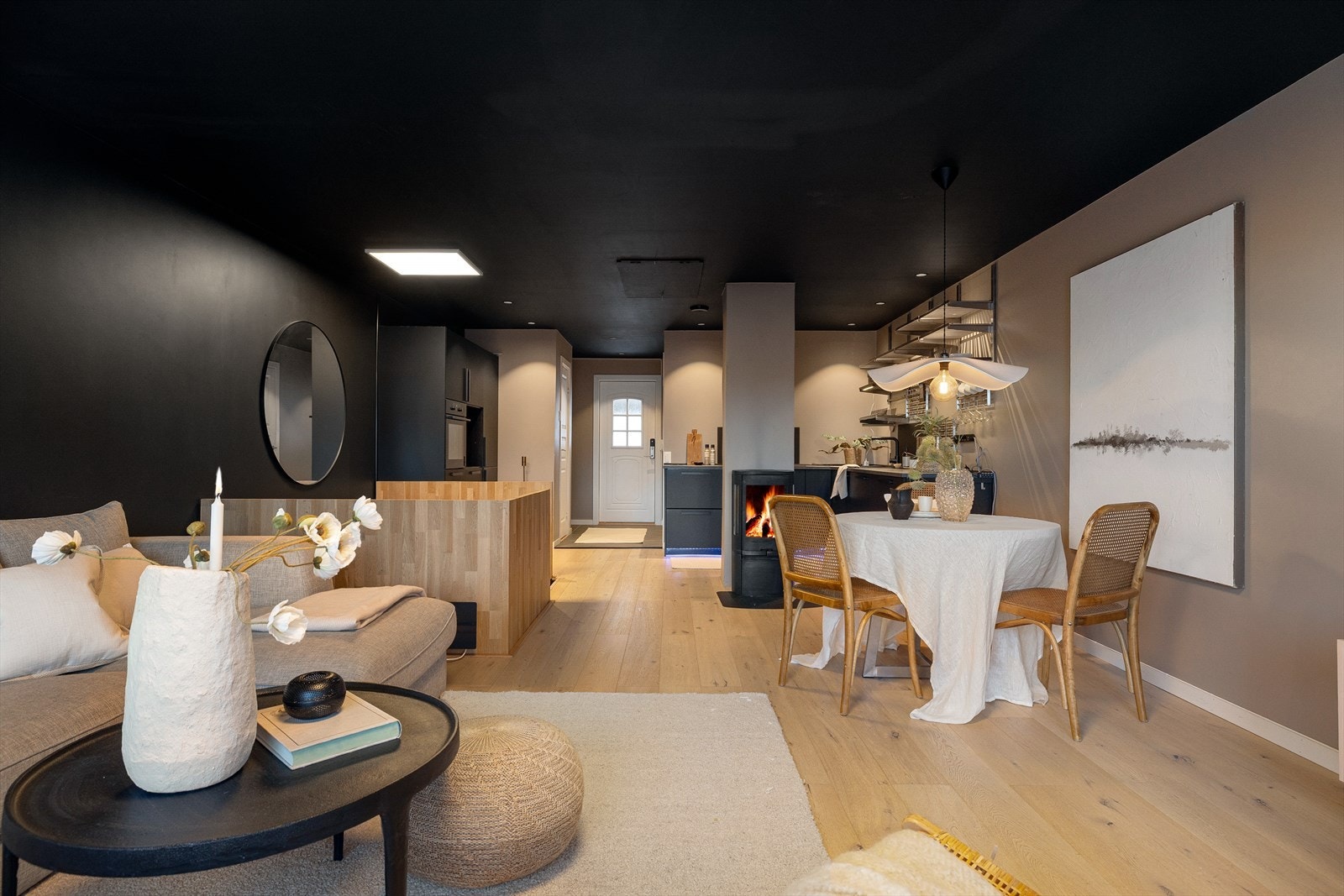 Luftig og åpen planløsning mellom stue og kjøkken innbyr til et sosial familieliv. Galleribilde