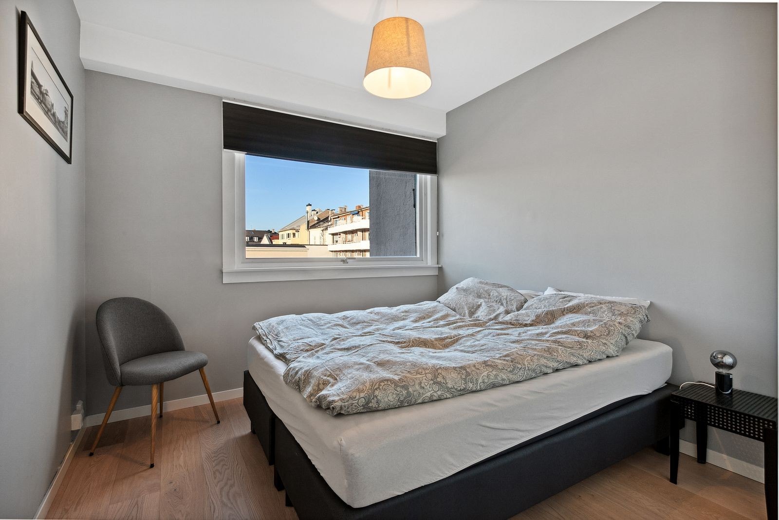 Soverom 2 med god plass til seng og skrivebord Galleribilde