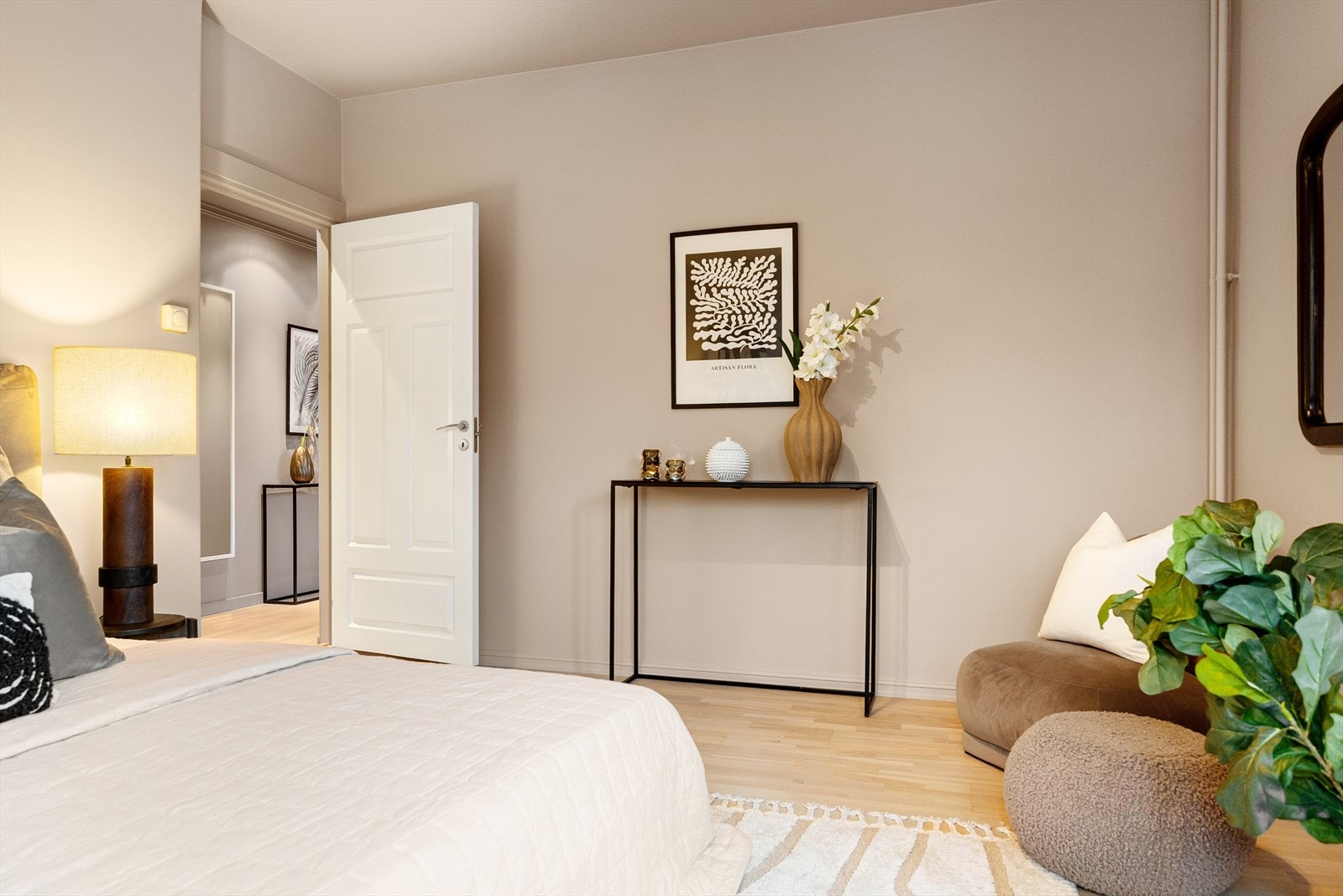 Rommet gir også gode muligheter for plassering av et stort garderobeskap. Galleribilde