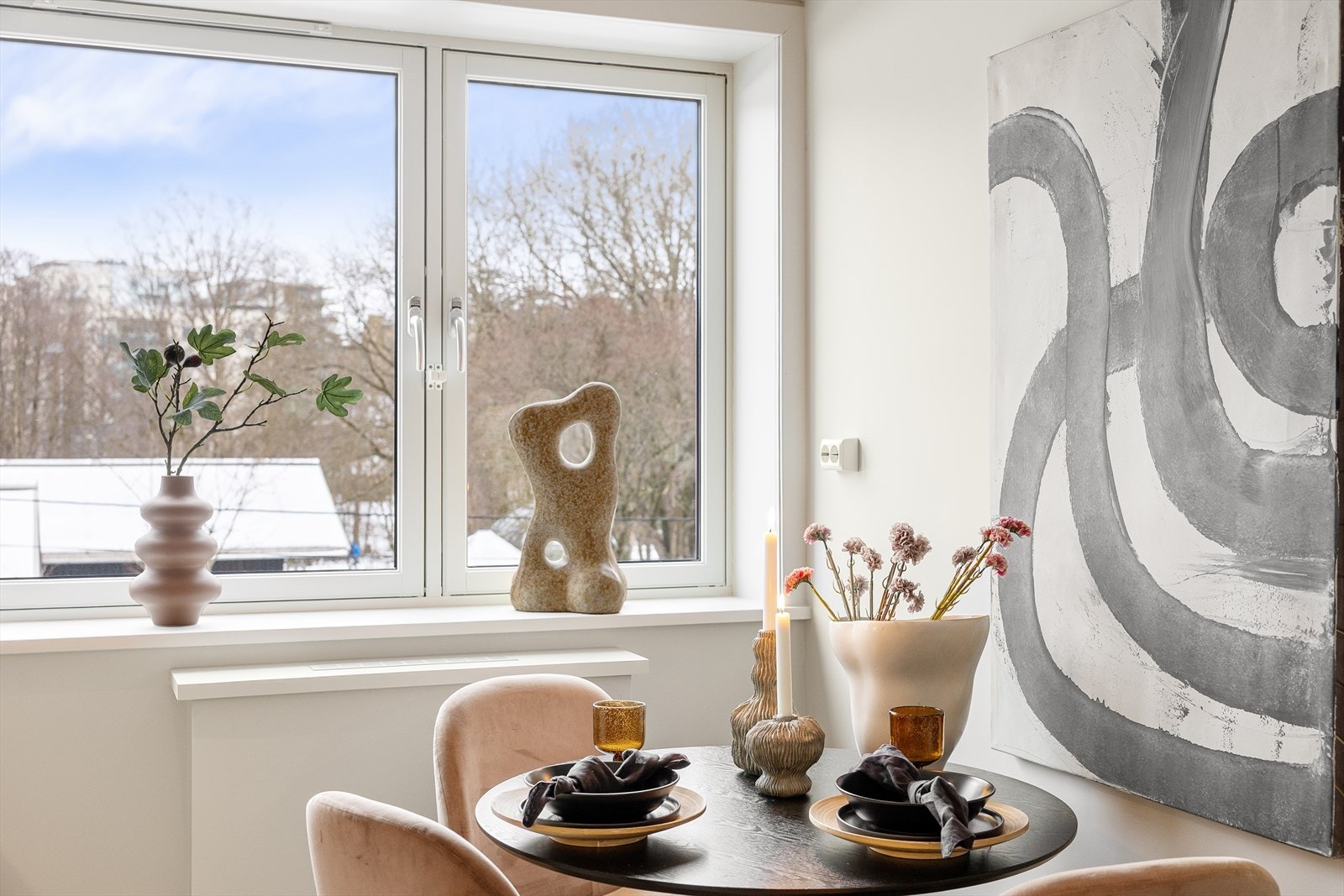 På kjøkkenet er det også plass til et hyggelig spisebord, perfekt for frokost og hverdagsmåltider. Galleribilde