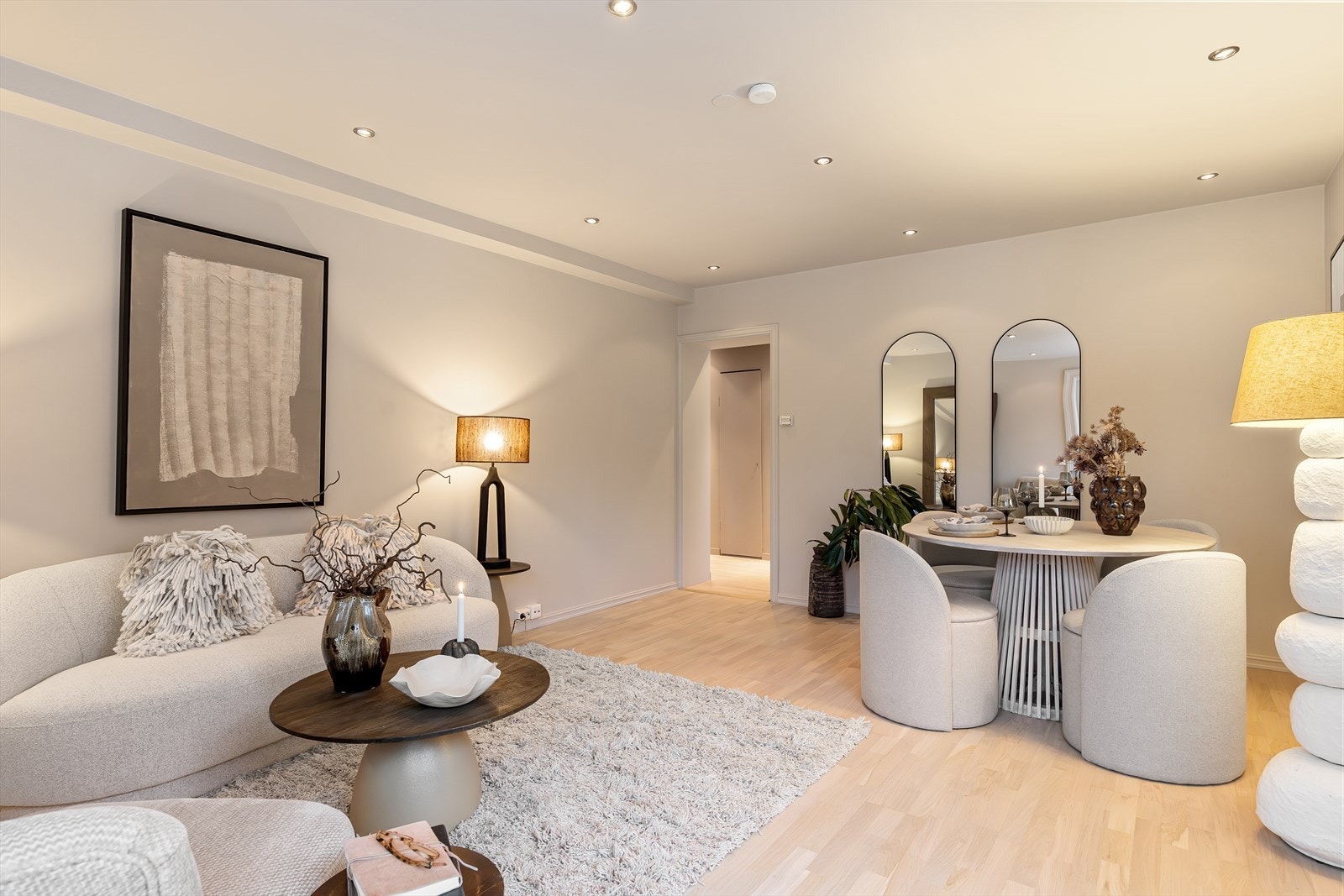 Den gode planløsningen gir fleksible møbleringsmuligheter, med naturlige soner for både sofagruppe og spiseplass. Galleribilde