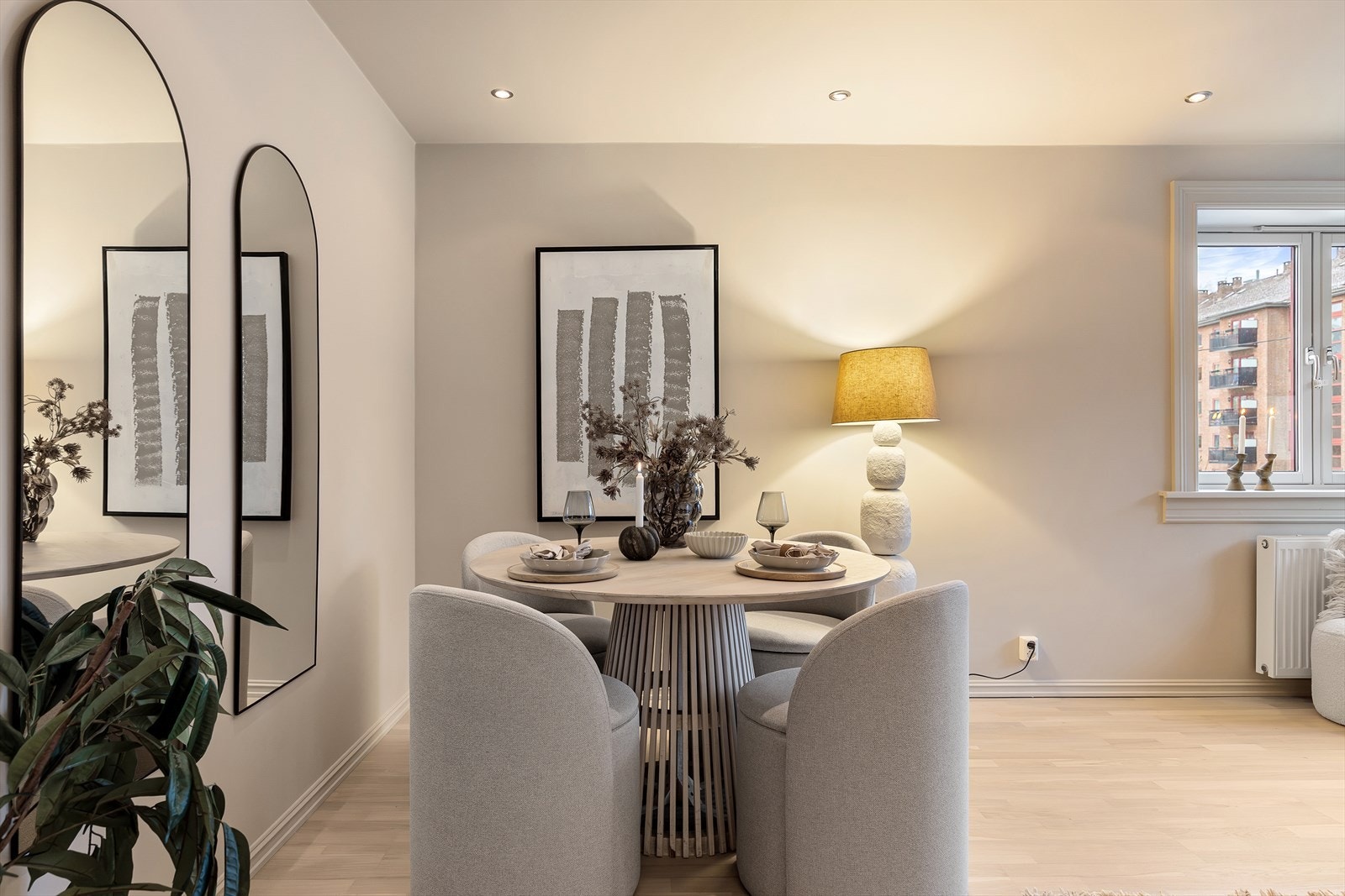 Gulvet er belagt med flott parkett som ble slipt og hvitoljet i januar 2026, og overflatene er sparklet og malt i delikate, moderne fargetoner samme periode. Galleribilde