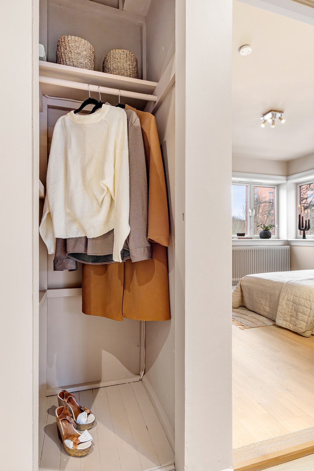 I gangen er det et praktisk innebygd skap som gir god plass til oppbevaring av yttertøy og sko. Galleribilde