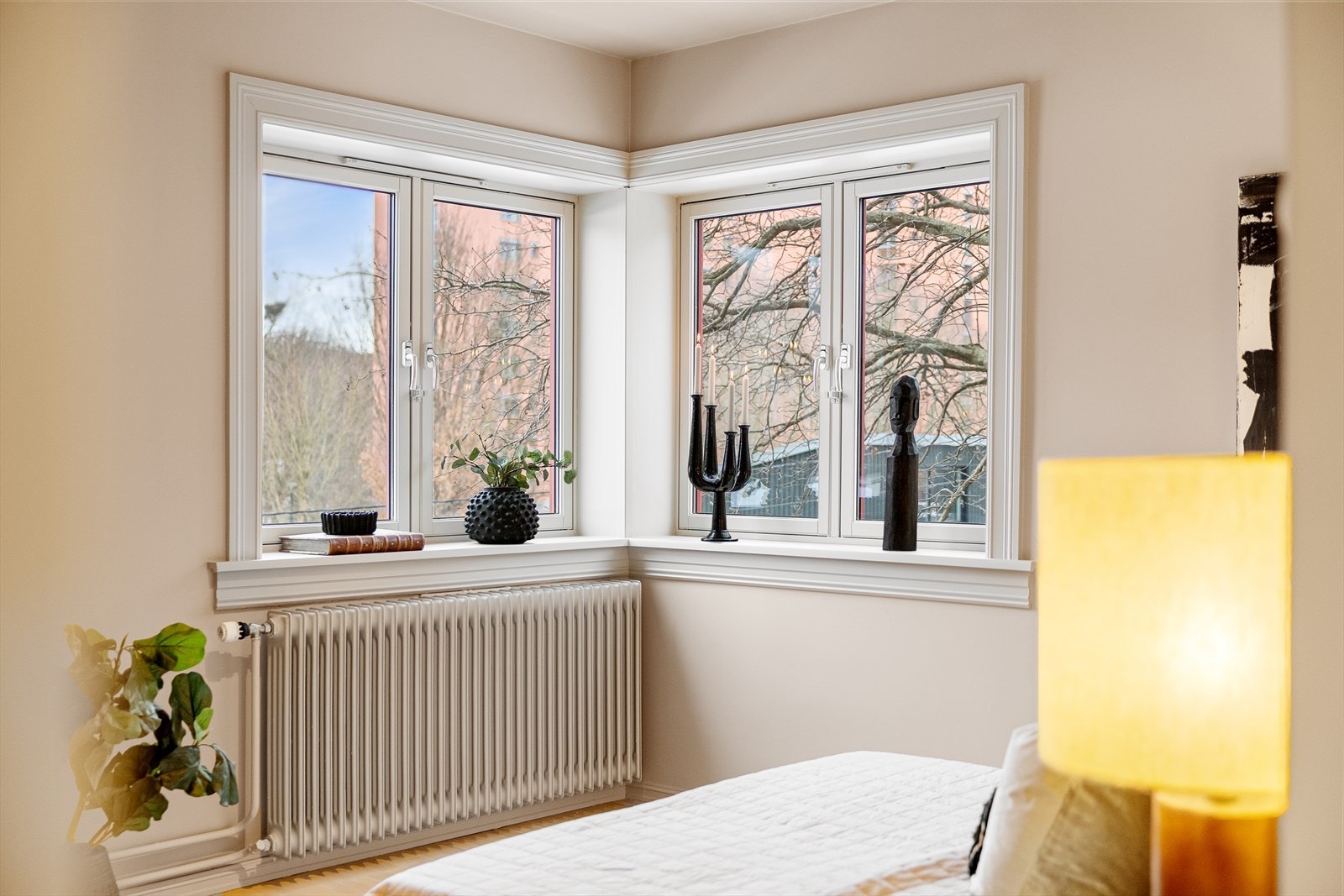 De lune fargevalgene på veggene, sammen med store vindusflater, skaper en lys og behagelig atmosfære. Galleribilde