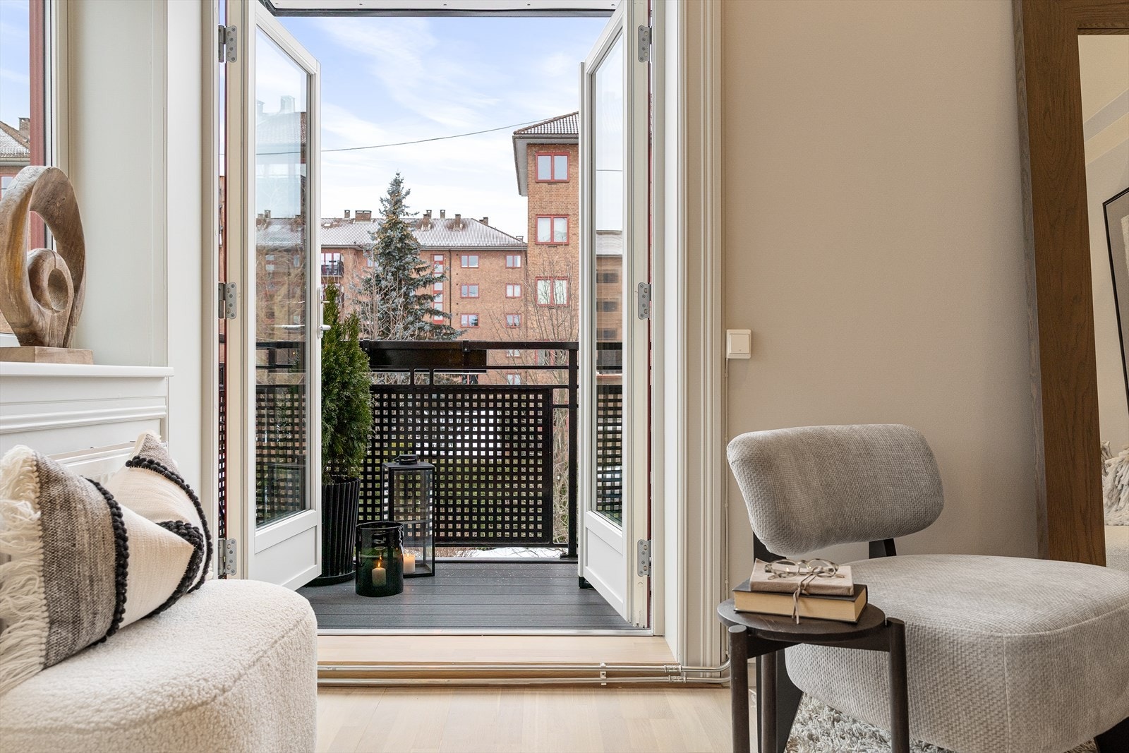 Stuen har direkte utgang til en flott balkong som fungerer som en naturlig forlengelse av oppholdsrommet. Galleribilde