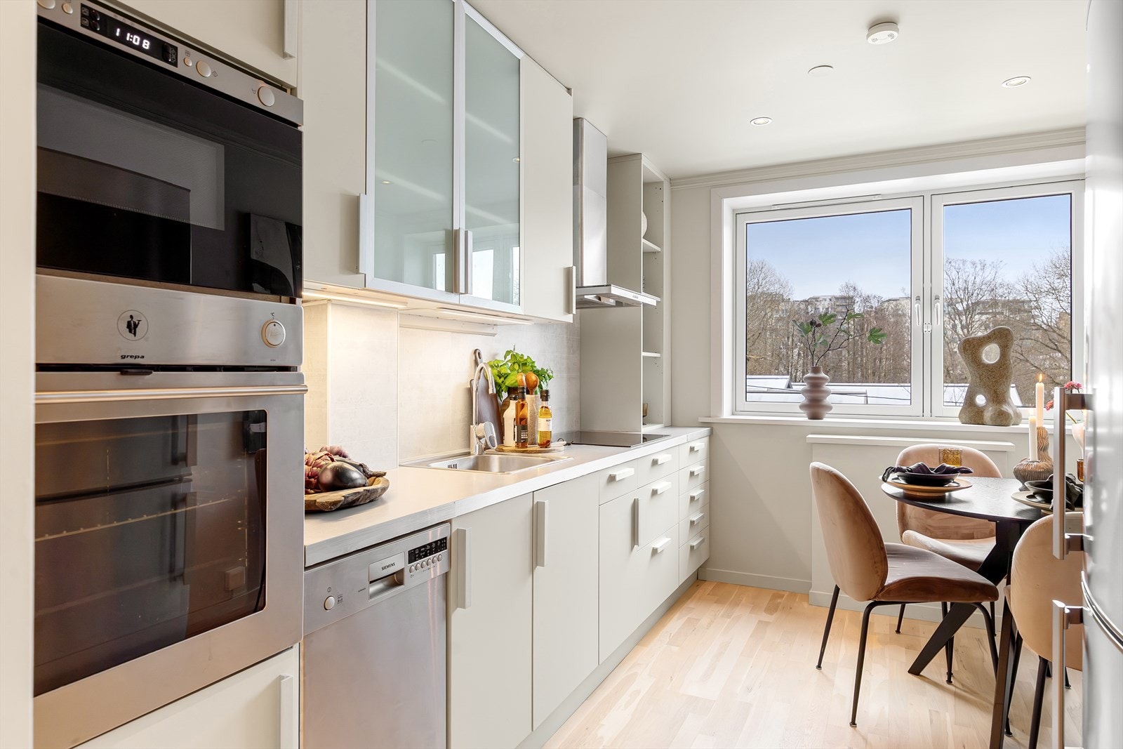 Kjøkkenet har glatt, laminert kjøkkeninnredning med laminert benkeplate og kum med ettgreps blandebatteri. Kjøkkenfrontene ble grunnet og malt i januar 2026. Galleribilde