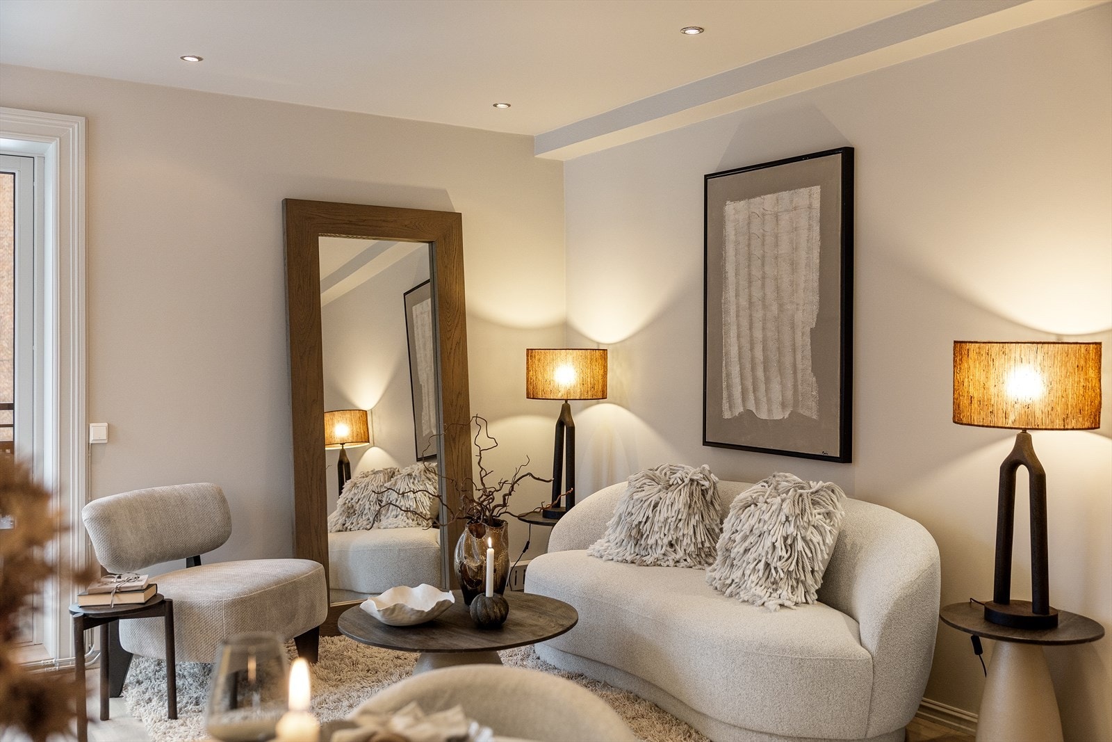 Rommet er utstyrt med downlights i taket som gir jevn og behagelig belysning, og bidrar til et lyst og funksjonelt rom. Galleribilde