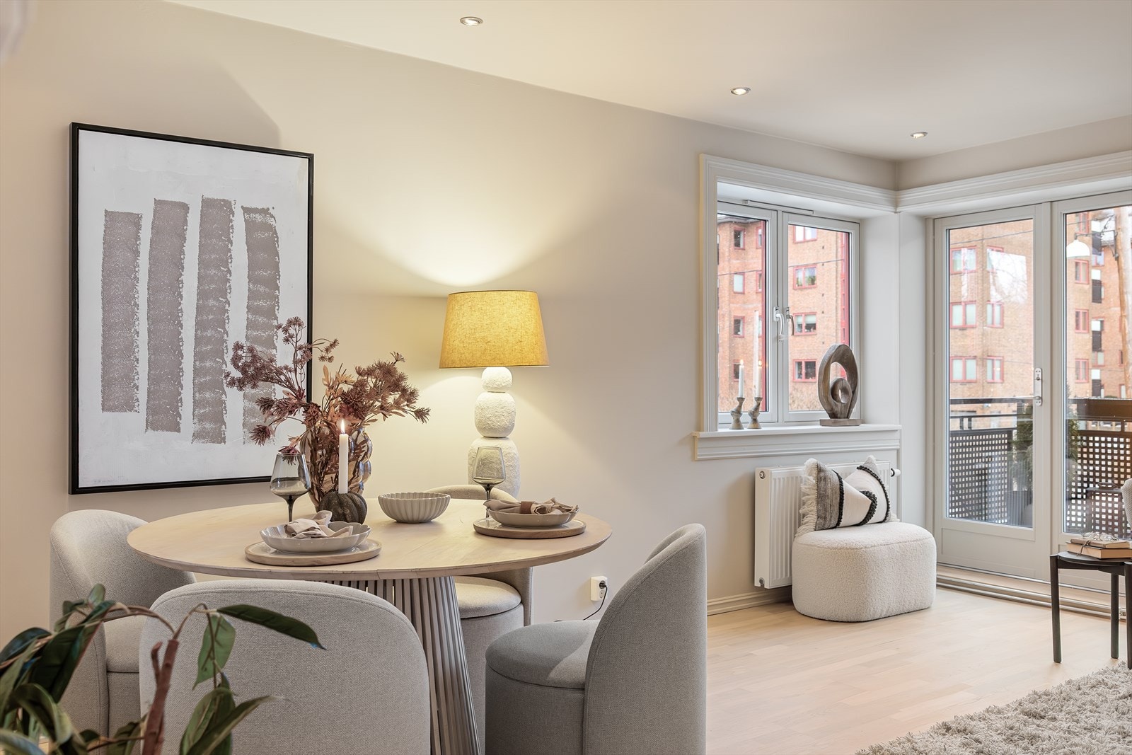 Den gode planløsningen gir fleksible møbleringsmuligheter, med god plass til både sofagruppe, TV-møbler og spisebord med tilhørende stoler. Galleribilde