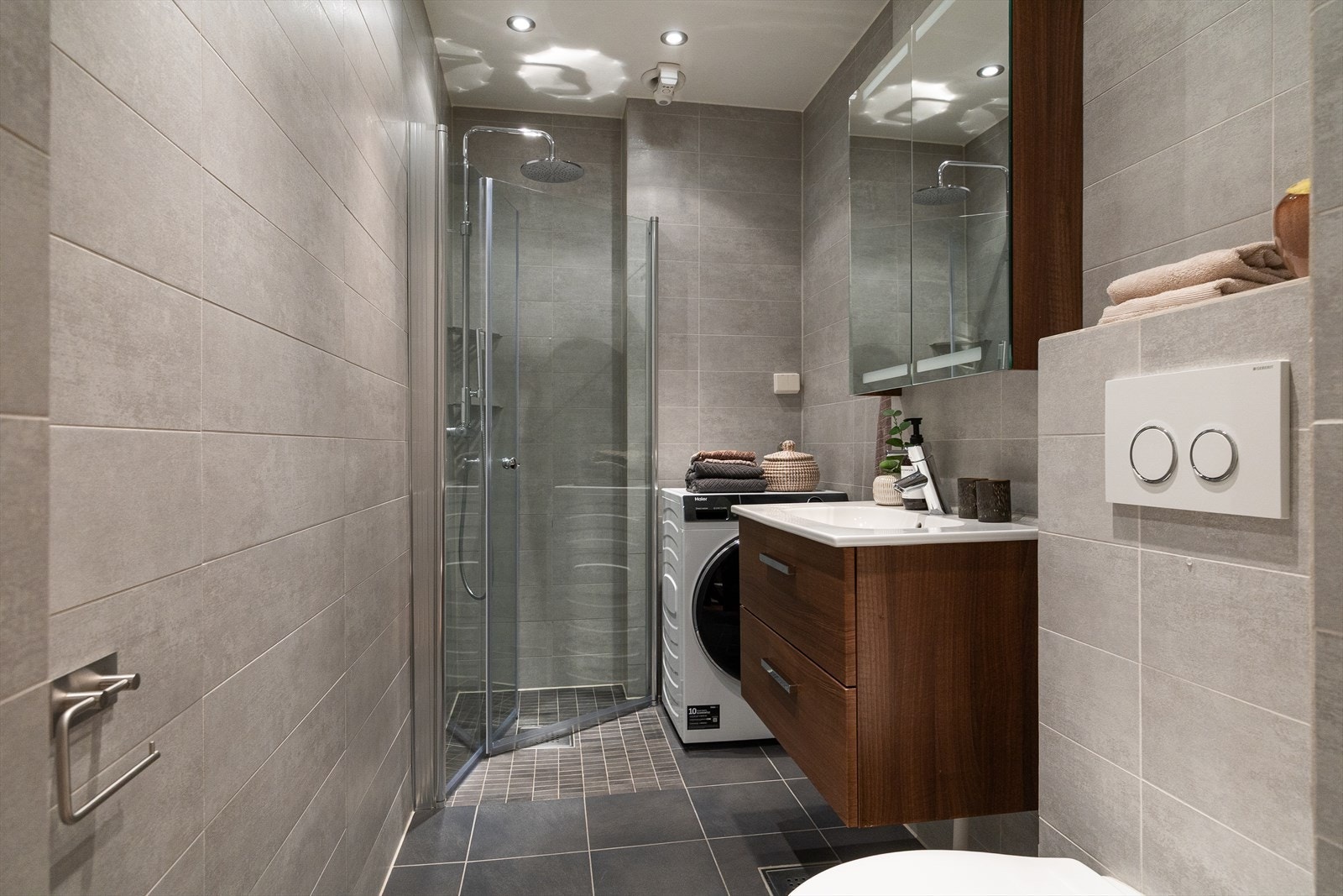 Pent, flislagt baderom med downlights i himlingen og gulvvarme, rehabilitert i 2012. Galleribilde