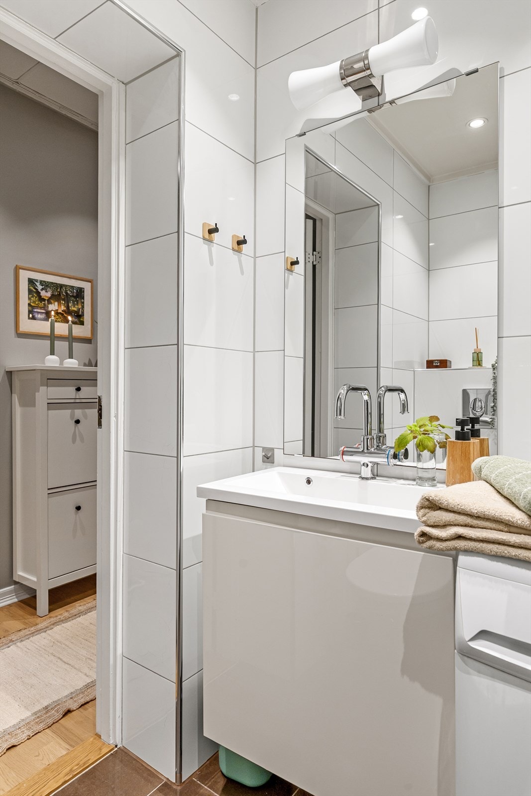 Badet består av servantskap med nedfelt servant, vegghengt klosett, dusjsone med innfelte dusjdører i herdet glass. Det er opplegg vaskemaskin. Galleribilde