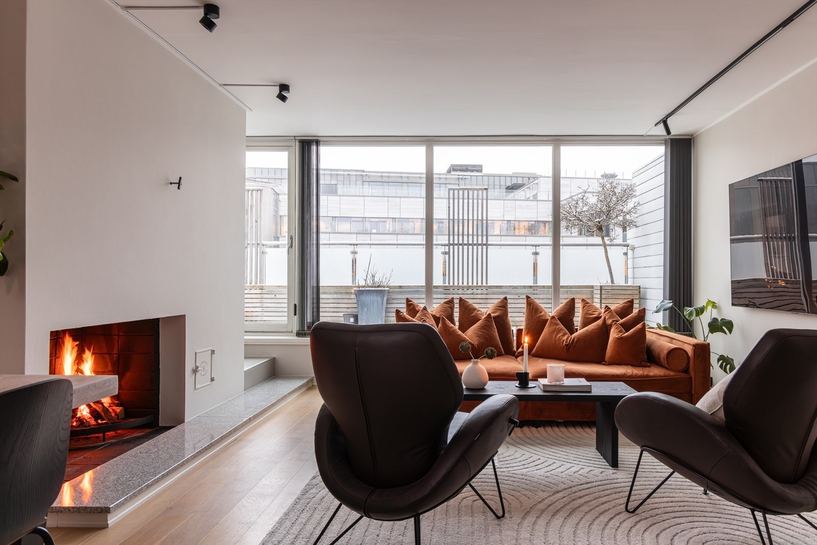 Det er gode møbleringsmuligheter i den romslige stuen. Galleribilde