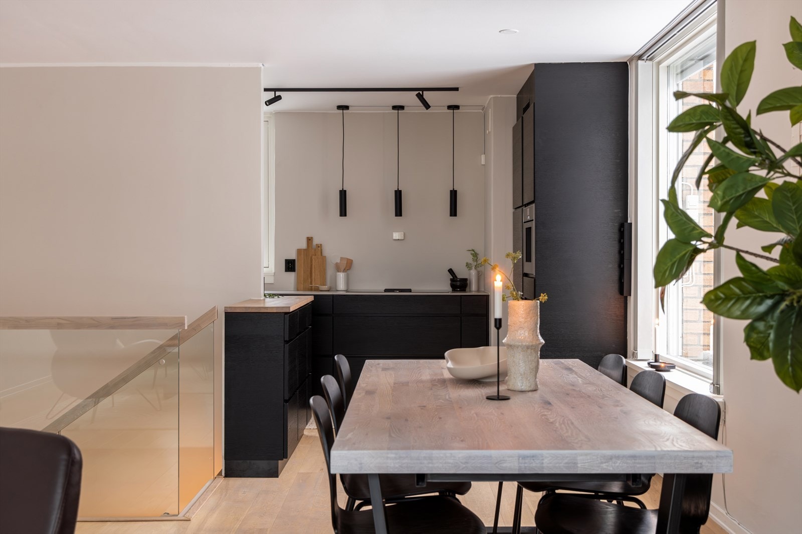 Kjøkkenet er delvis sammenknyttet stue som gir et sosialt og åpent preg. Galleribilde