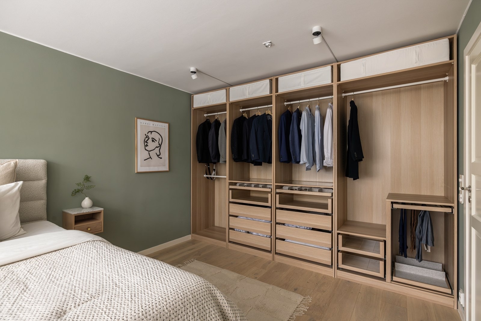 Det er godt med skapplass på hovedsoverommet. Galleribilde