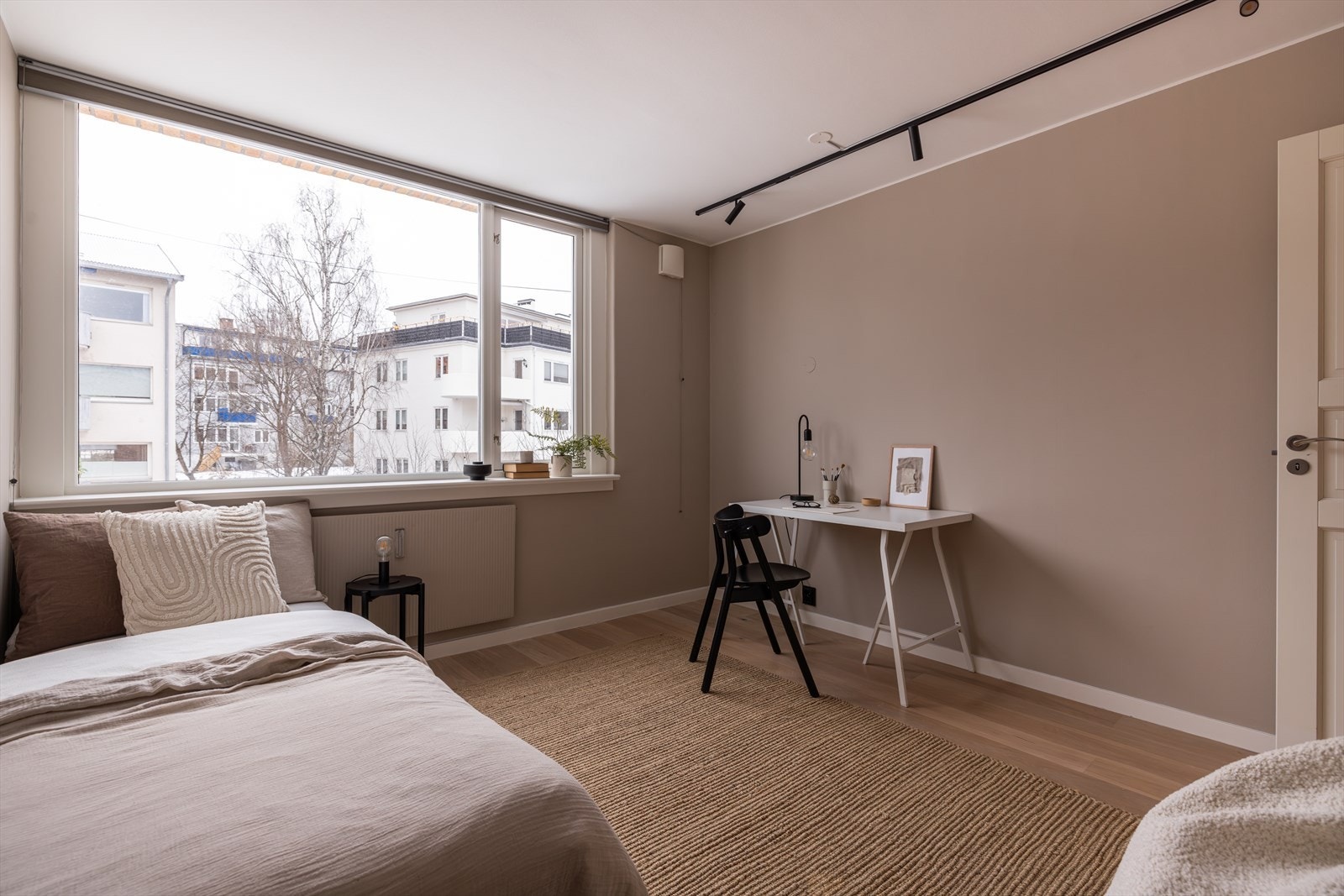 Romslig soverom med plass til hjemmekontor. Galleribilde