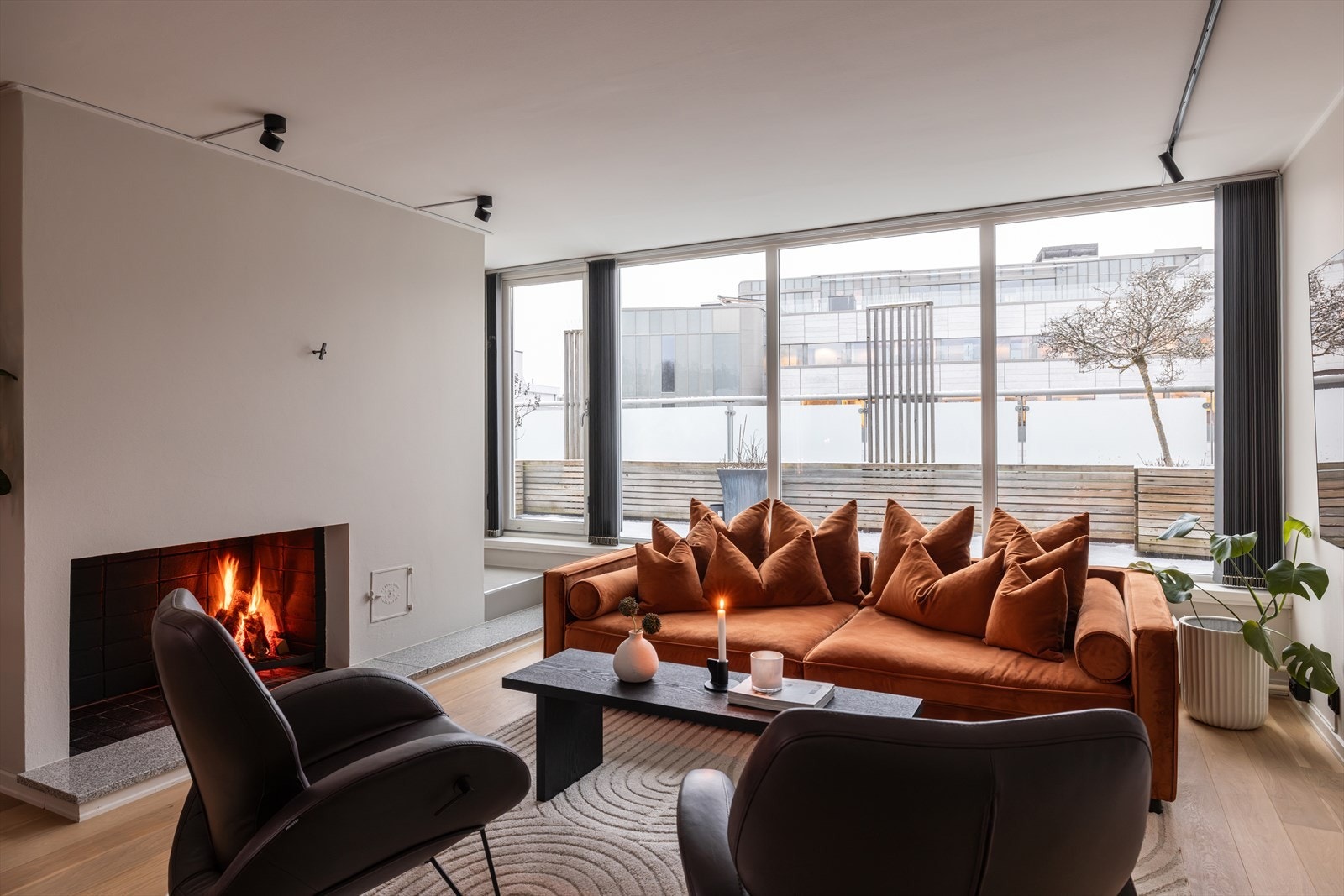 I boligens oppholdsrom på øverste plan er det godt med naturlig lys og en koselig peis. Galleribilde