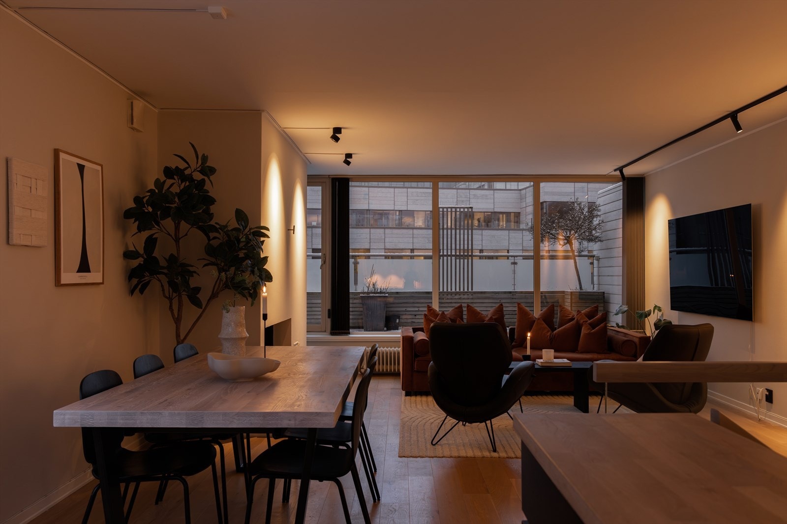 Den åpne romfølelsen i 4. etasje gir et godt inntrykk. Galleribilde