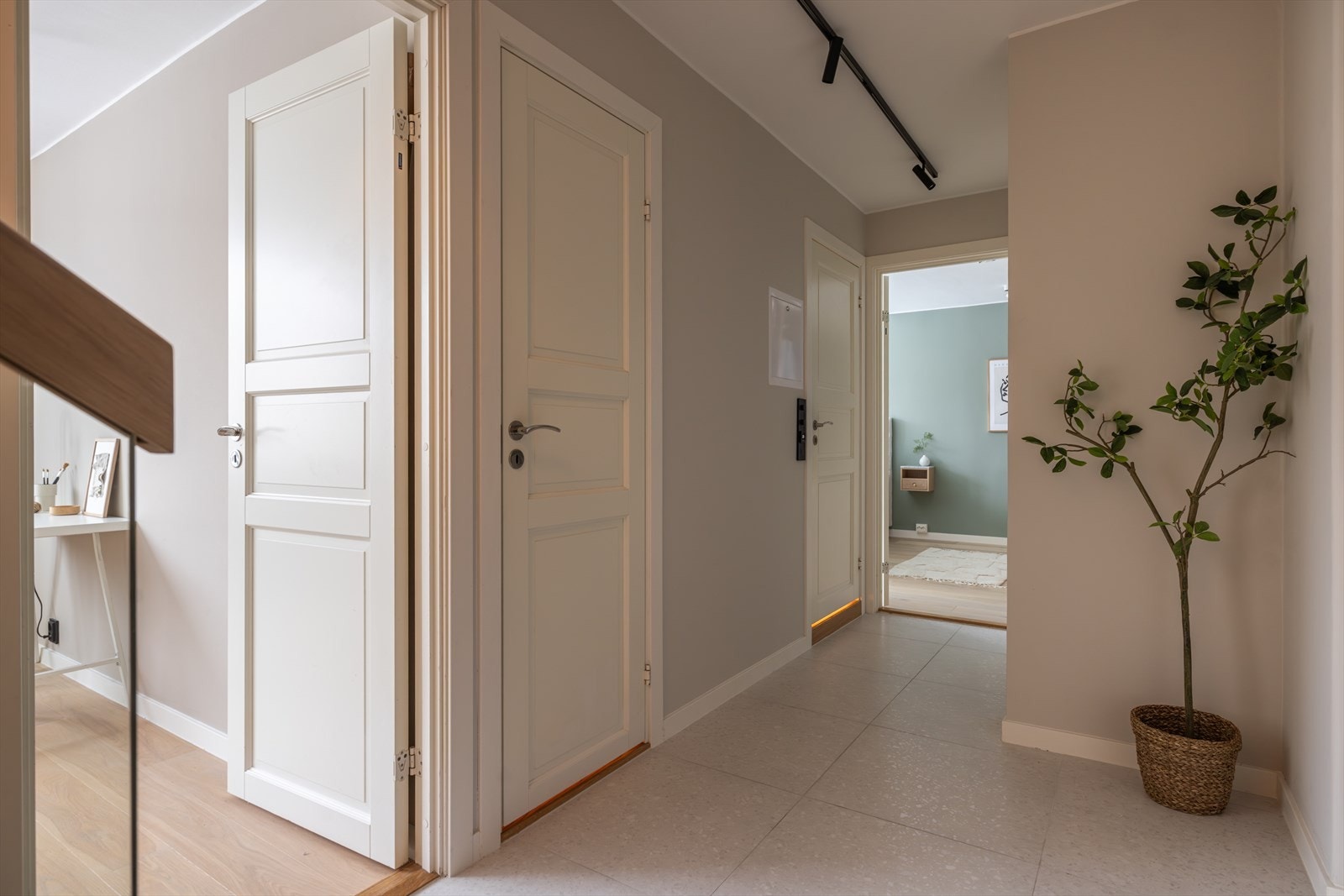 Ved entréen er det adkomst til to romslige soverom, bod og bad samt godt oppbevaringsmuligheter. Galleribilde