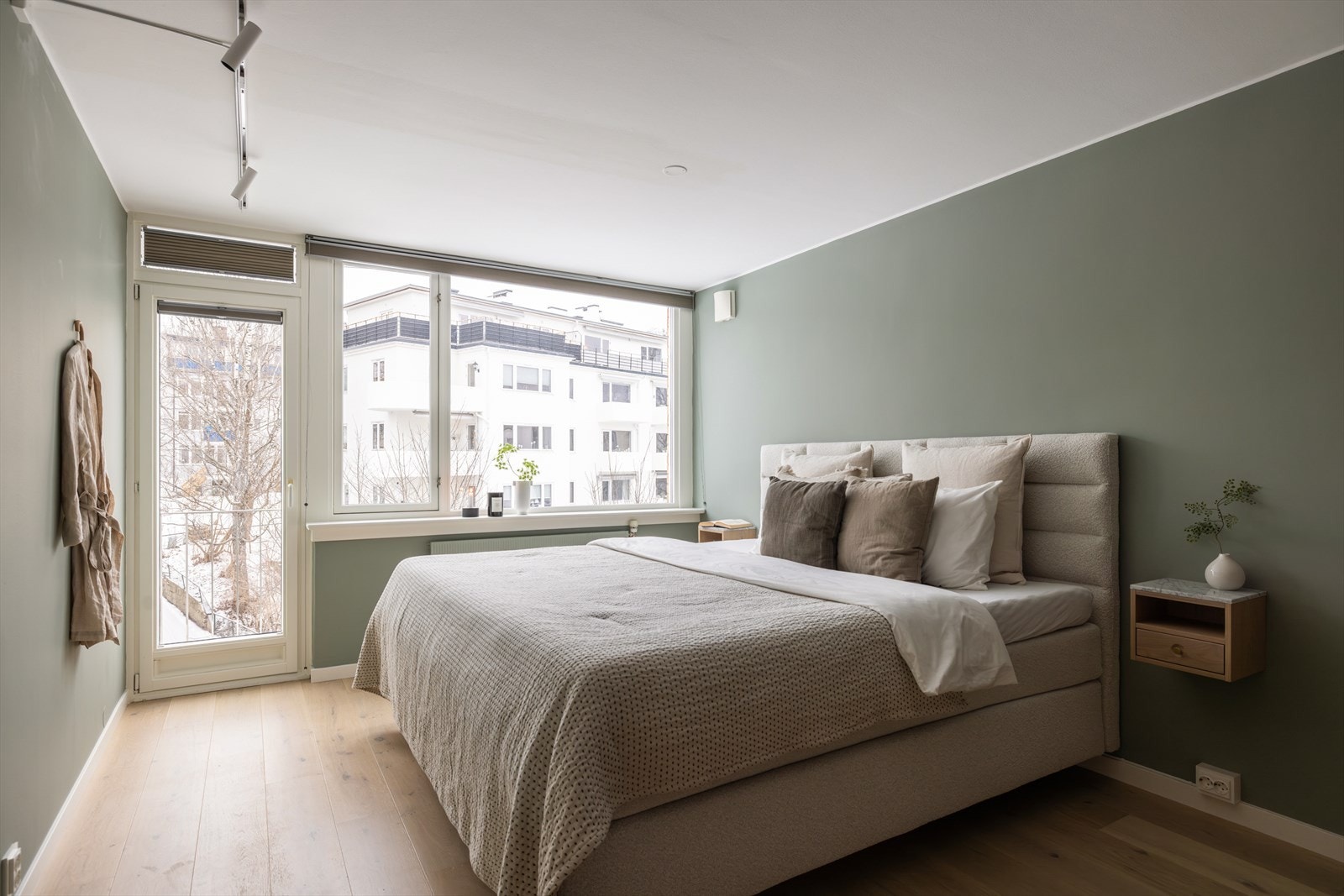 Hovedsoverommet har enstavs parkett og utgang til fransk balkong. Galleribilde