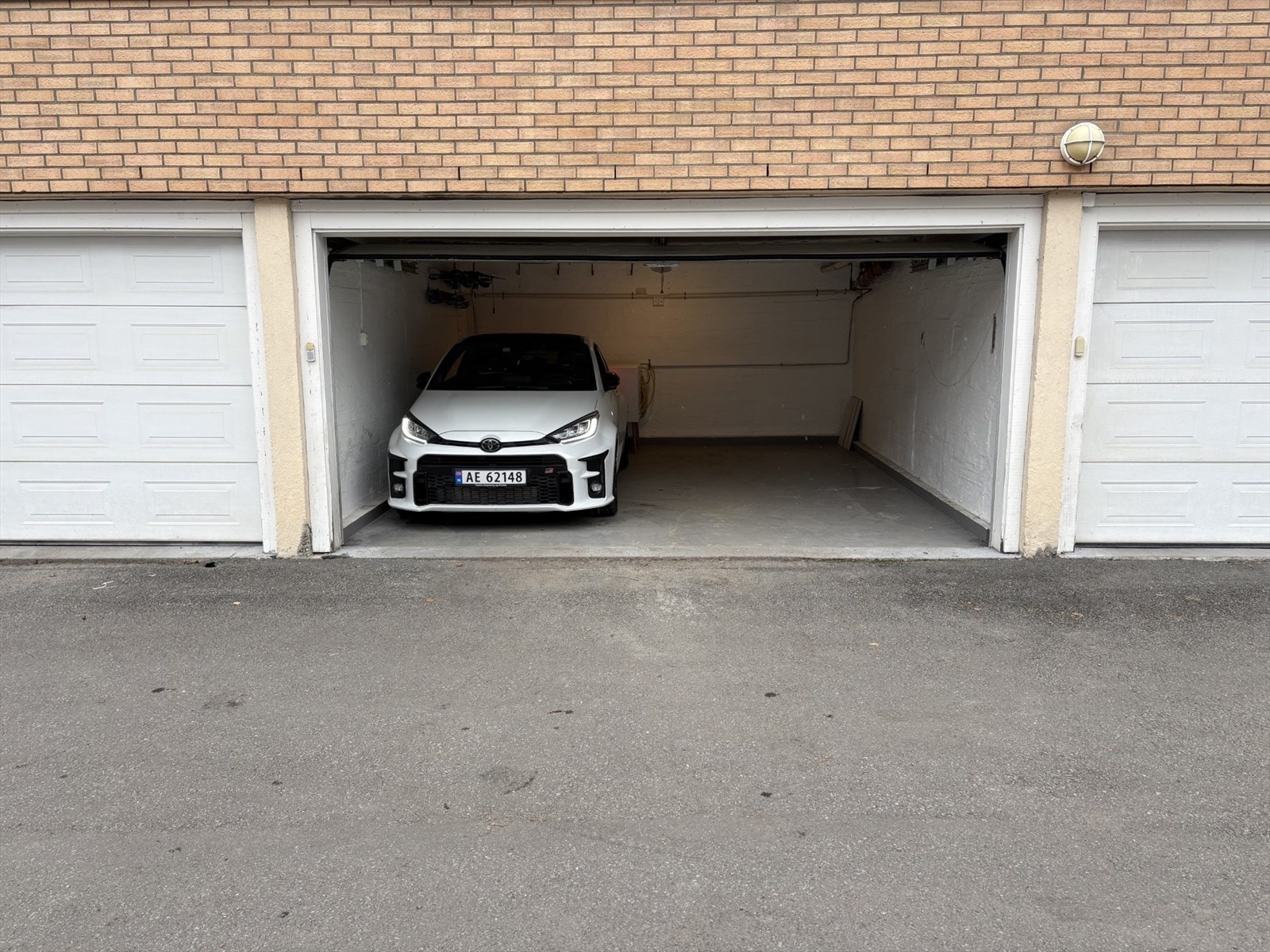 Parkeringsmulighet i dobbeltgarasje tilhørende leiligheten. Galleribilde
