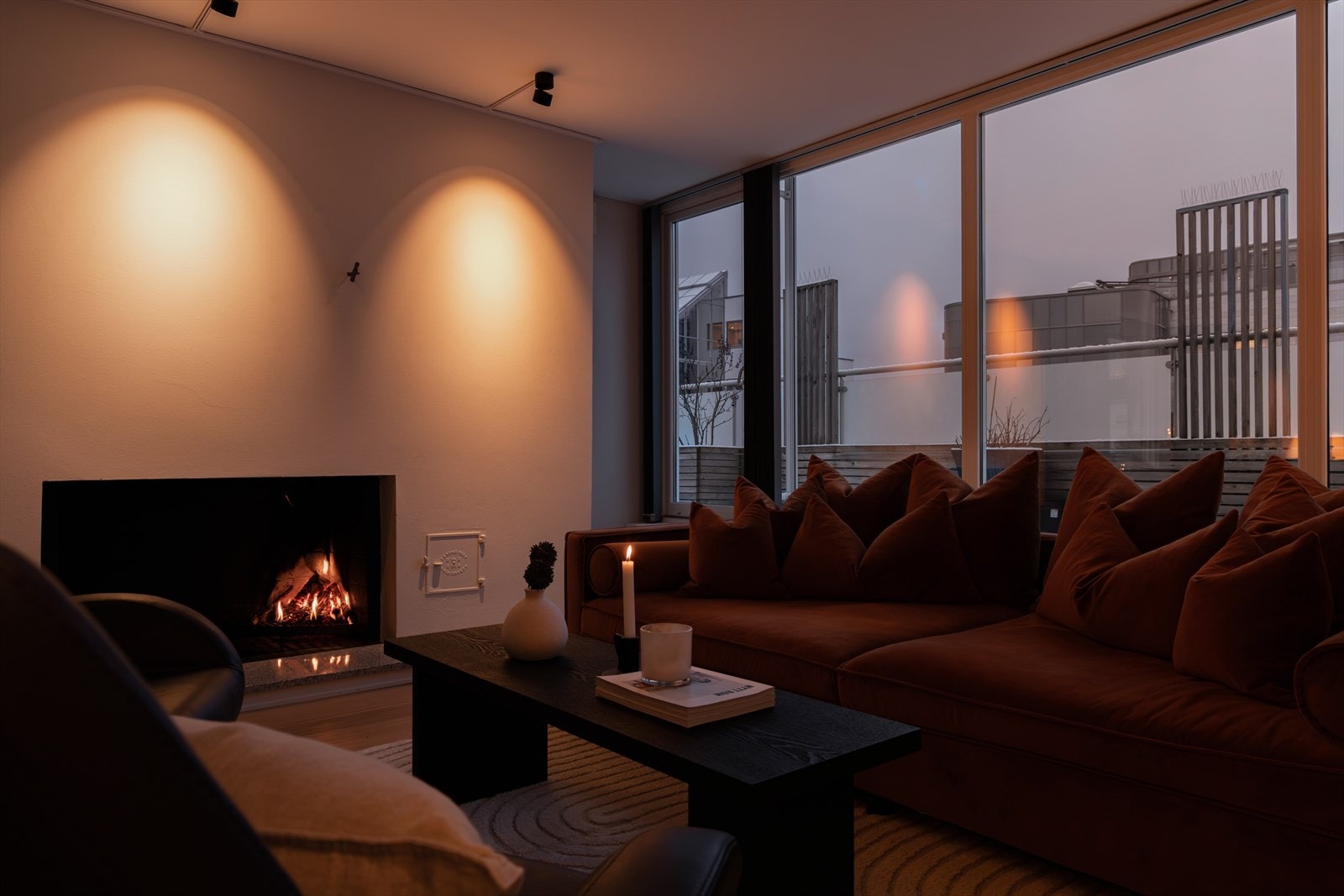 Det åpne ildstedet i stuen gir en lun følelse. Galleribilde