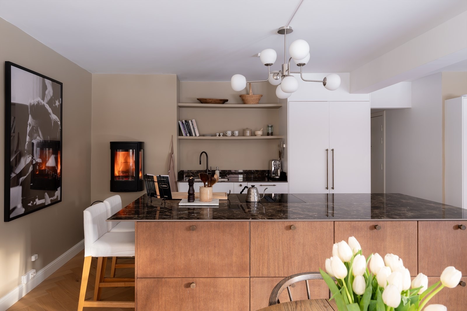 Påkostet IKEA kjøkken, med mørkbeisede fronter i eik fra Noremax Galleribilde