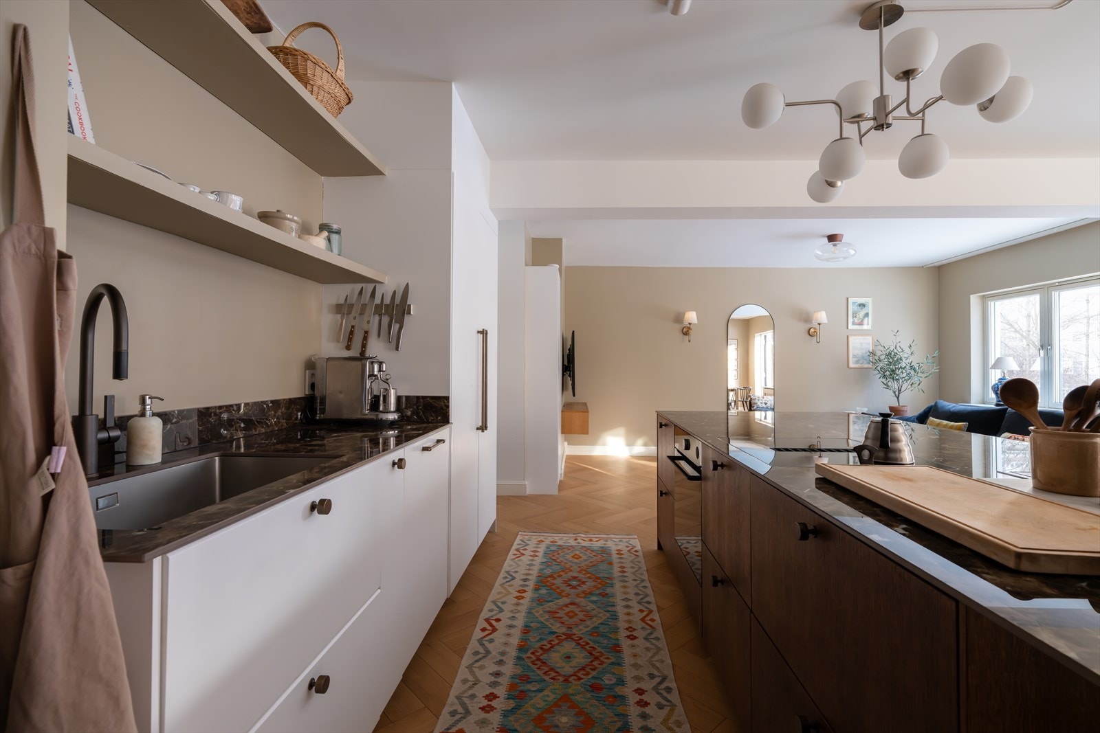 Kjøkken fra 2023 med integrerte hvitevarer, herunder platetopp, stekeovn, oppvaskmaskin samt kjøl/frys Galleribilde