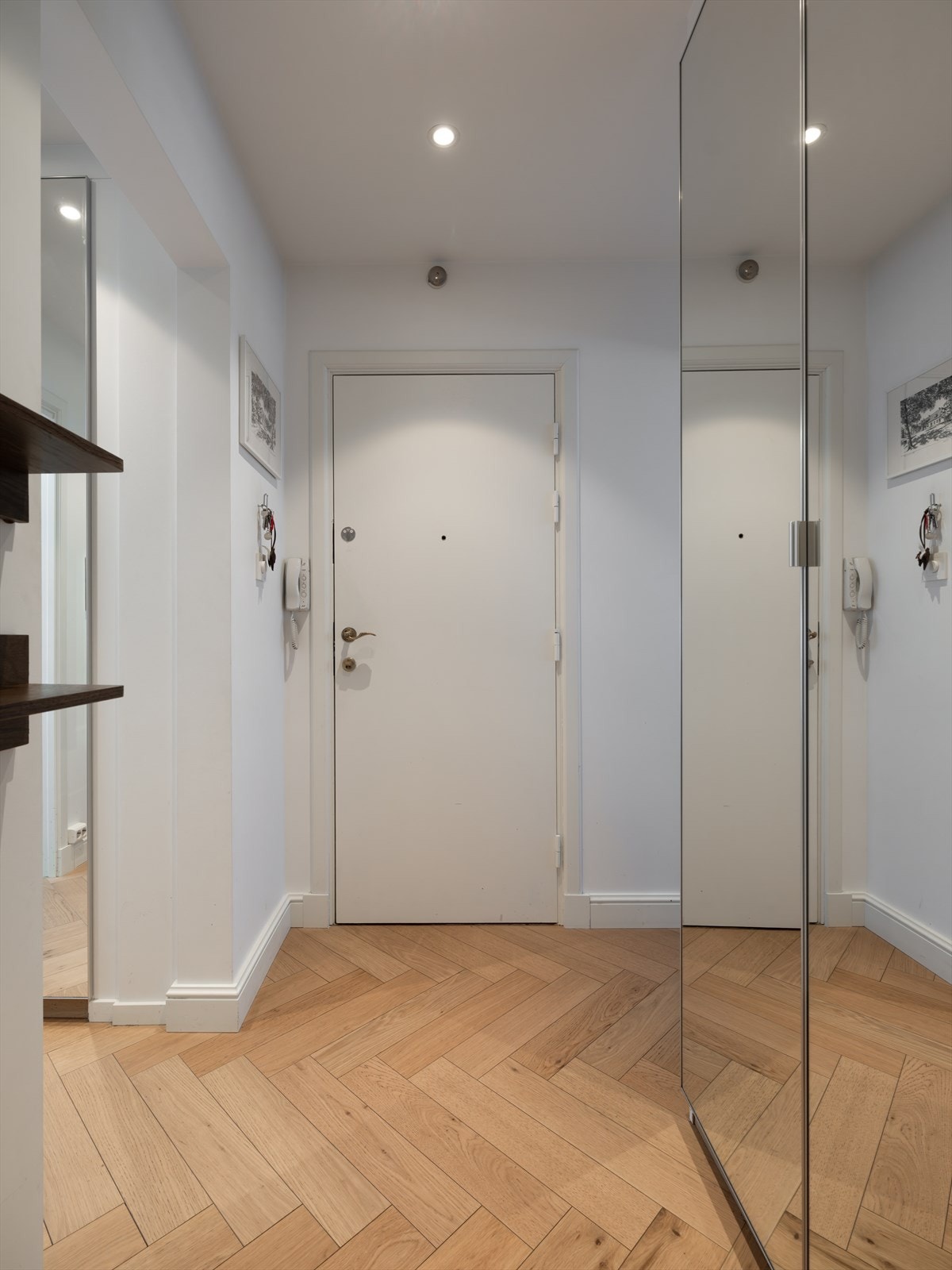 Det er montert dørcalling ved inngangsdør Galleribilde