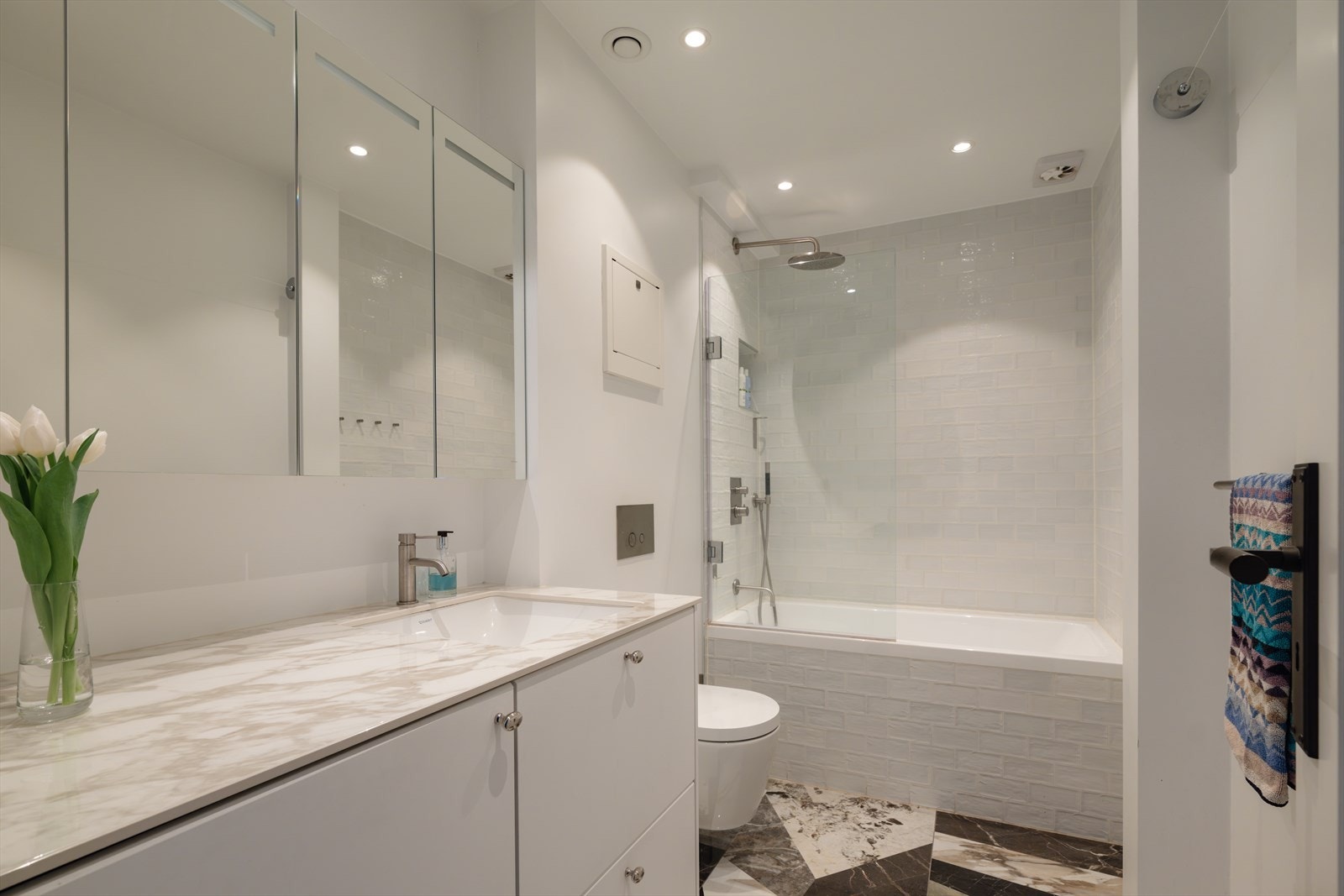 Lekkert bad fra 2023 med gulvfliser fra anerkjente Bella fliser Galleribilde