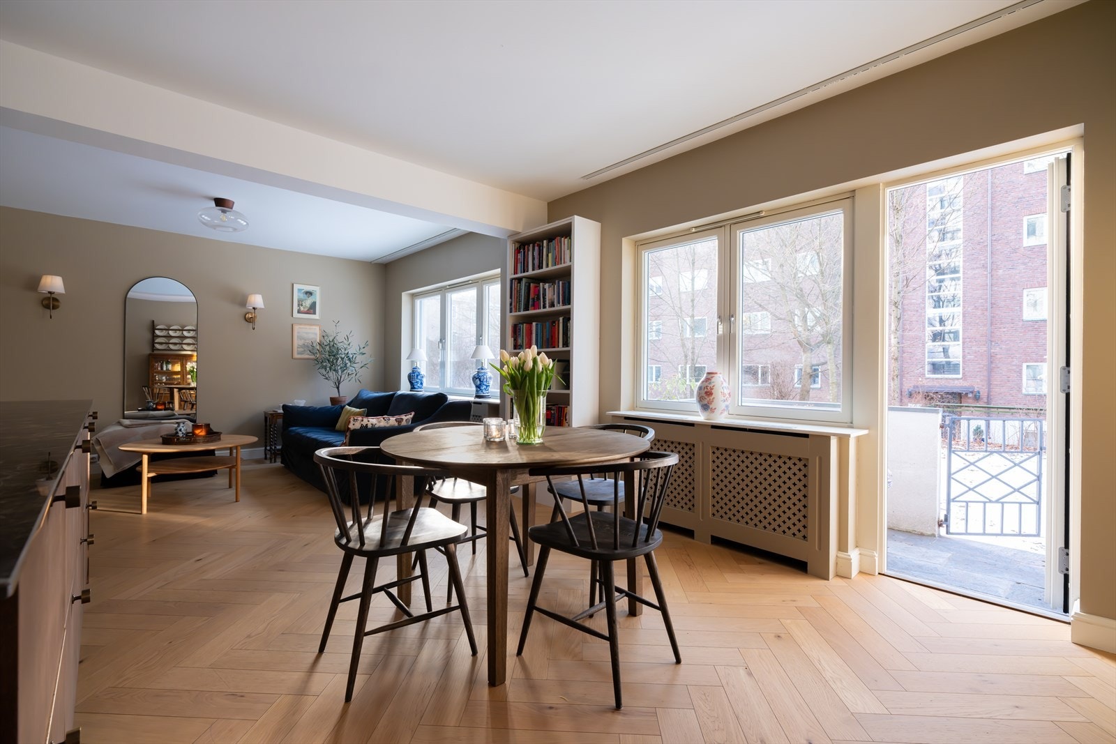 Eksklusiv fiskebeinsparkett lagt i alle rom 2023. Fra stuen/kjøkkenet er det direkte utgang til en herlig balkong Galleribilde