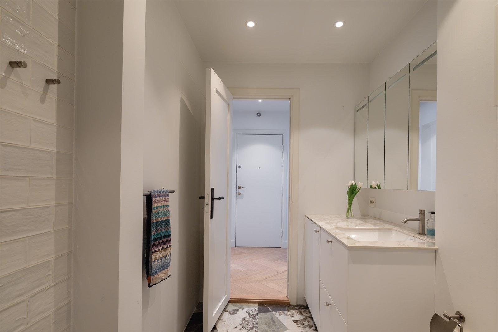 Bad. Det er montert downlights i himling. God plass til oppbevaring Galleribilde