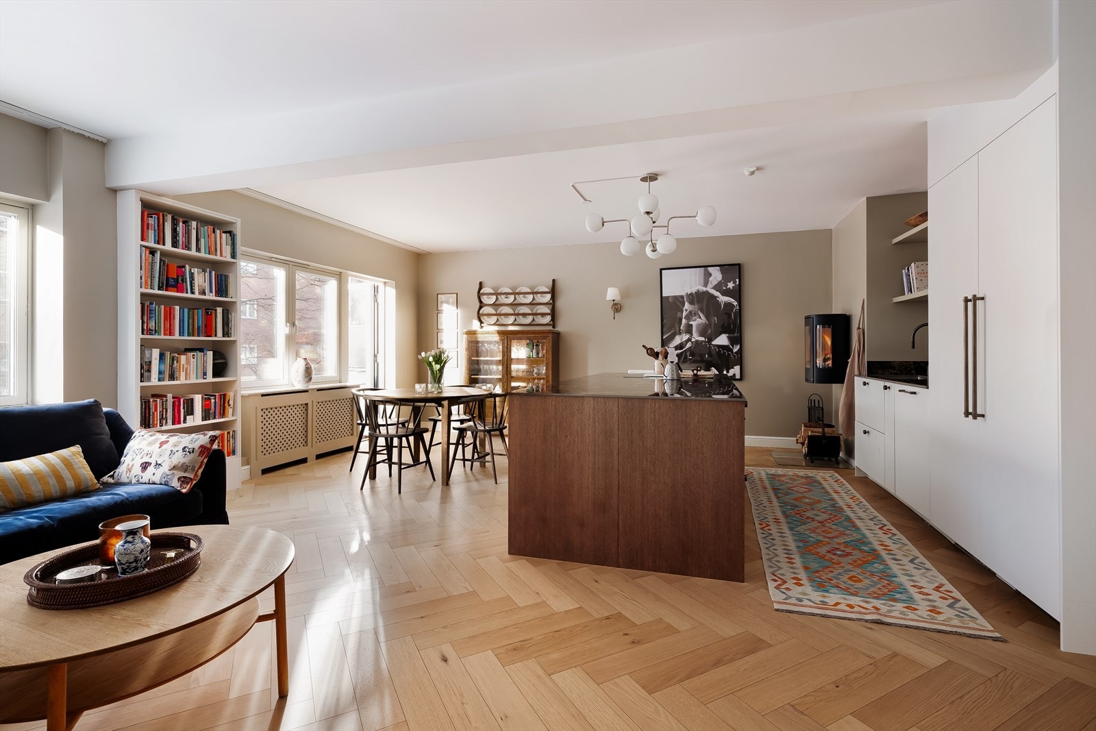 Praktisk åpen stue- og kjøkkenløsning med god plass til sofagruppe, spisebord, TV med tilhørende møblement samt øvrig ønsket inventar Galleribilde