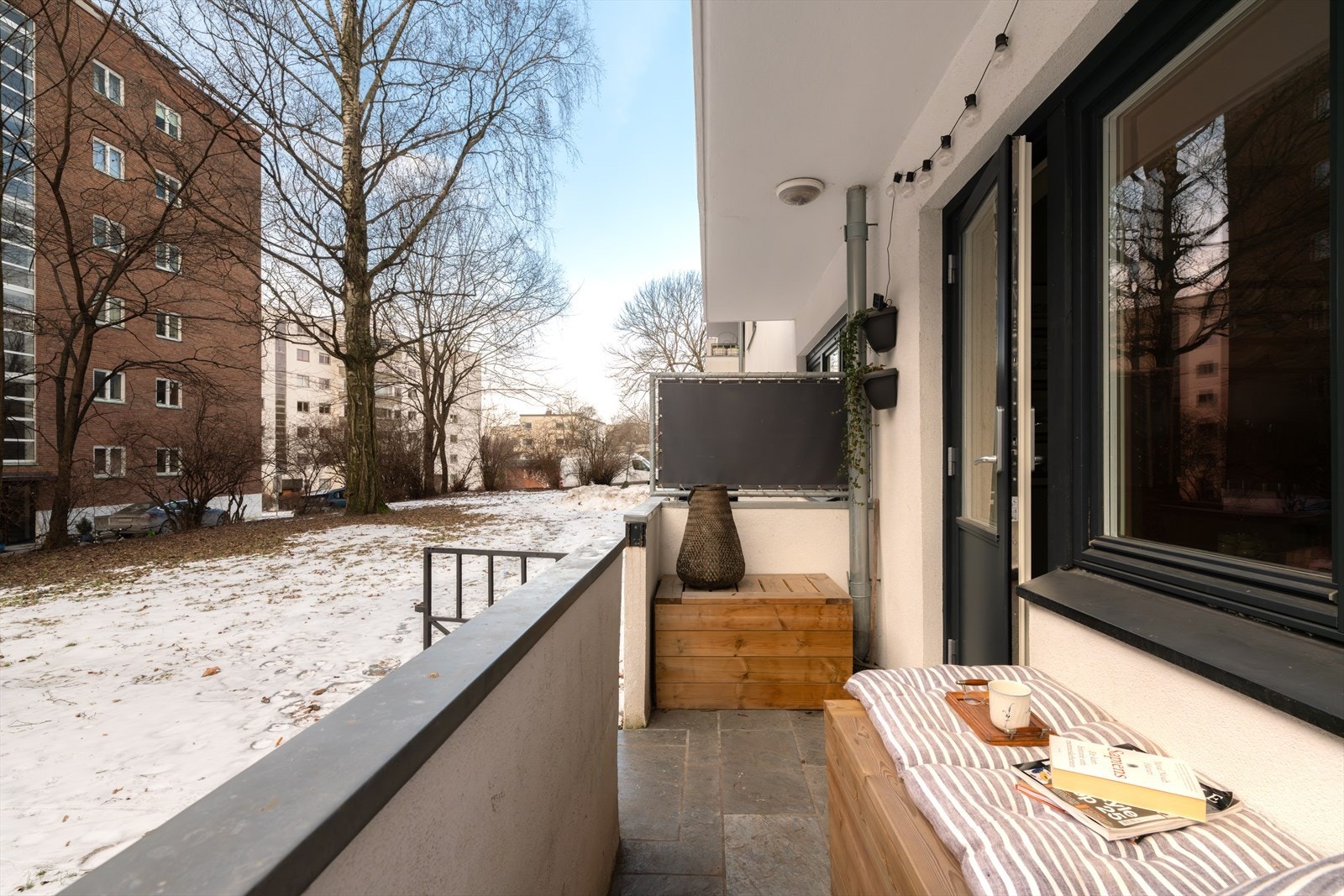 Balkongen er avrettet med nye skifersteiner. Direkte adkomst til sameiets fellesareal Galleribilde