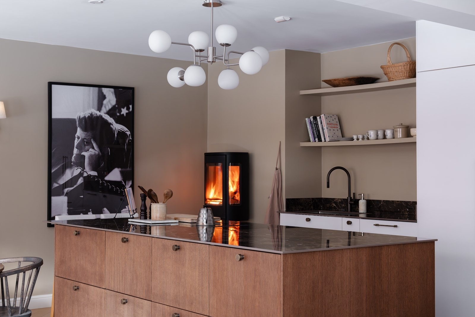 Leiligheten har delikate, tidløse fargetoner som gir et harmonisk uttrykk Galleribilde